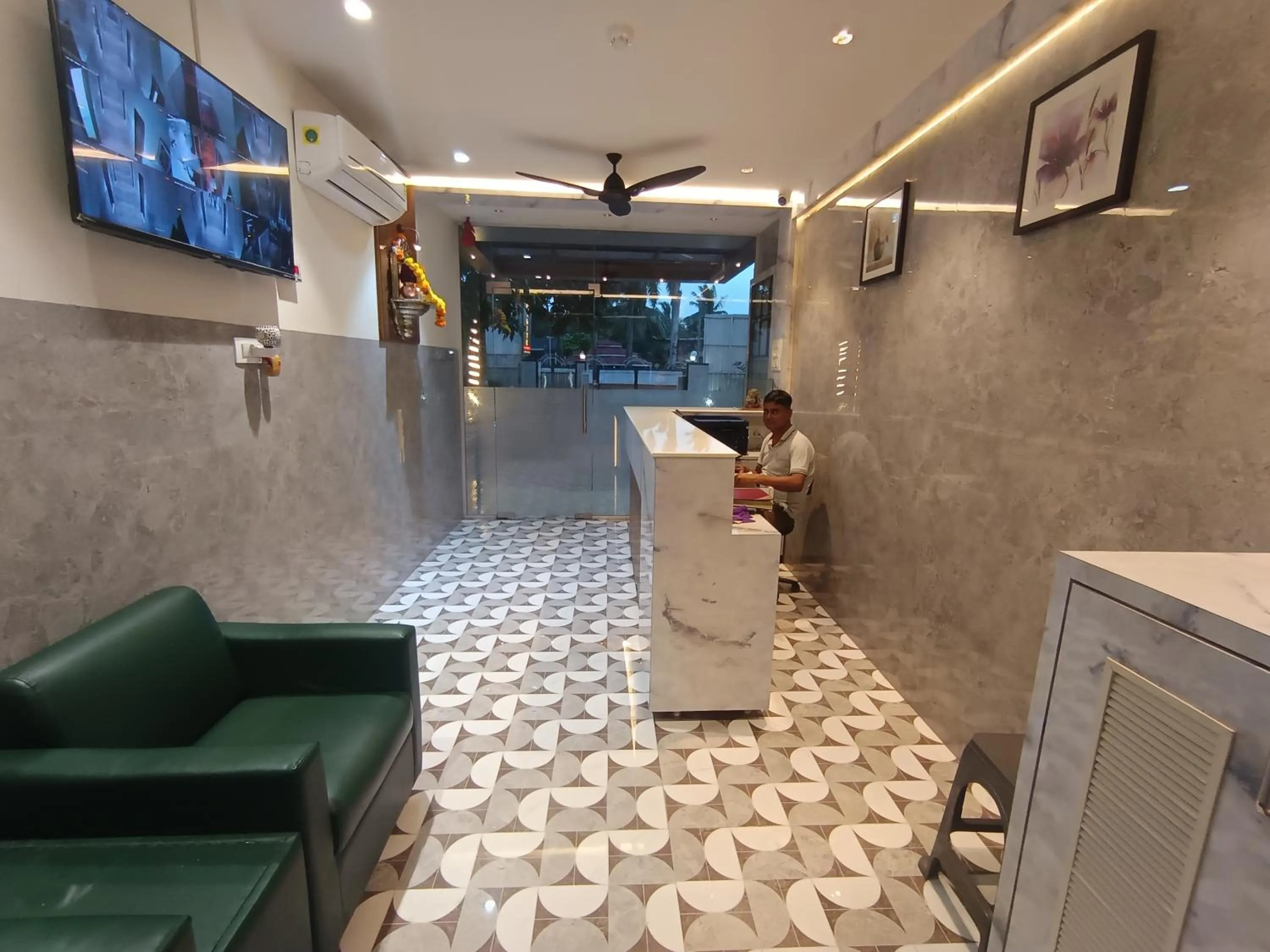 TV and multimedia in HOTEL MOON LITE RESIDENCY - Marve Road Malad West