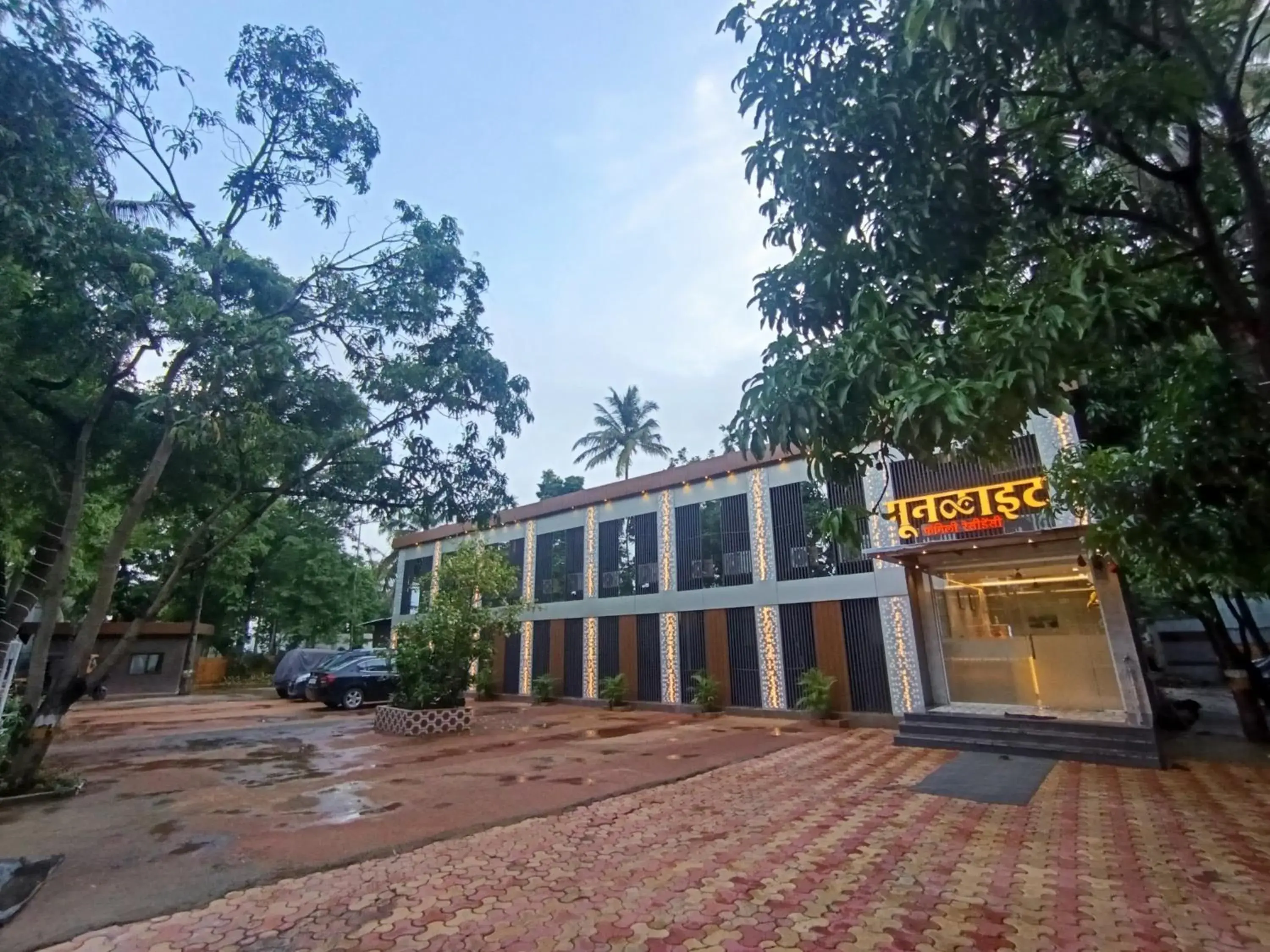 Property building in HOTEL MOON LITE RESIDENCY - Marve Road Malad West Property building in HOTEL MOON LITE RESIDENCY - Marve Road Malad West