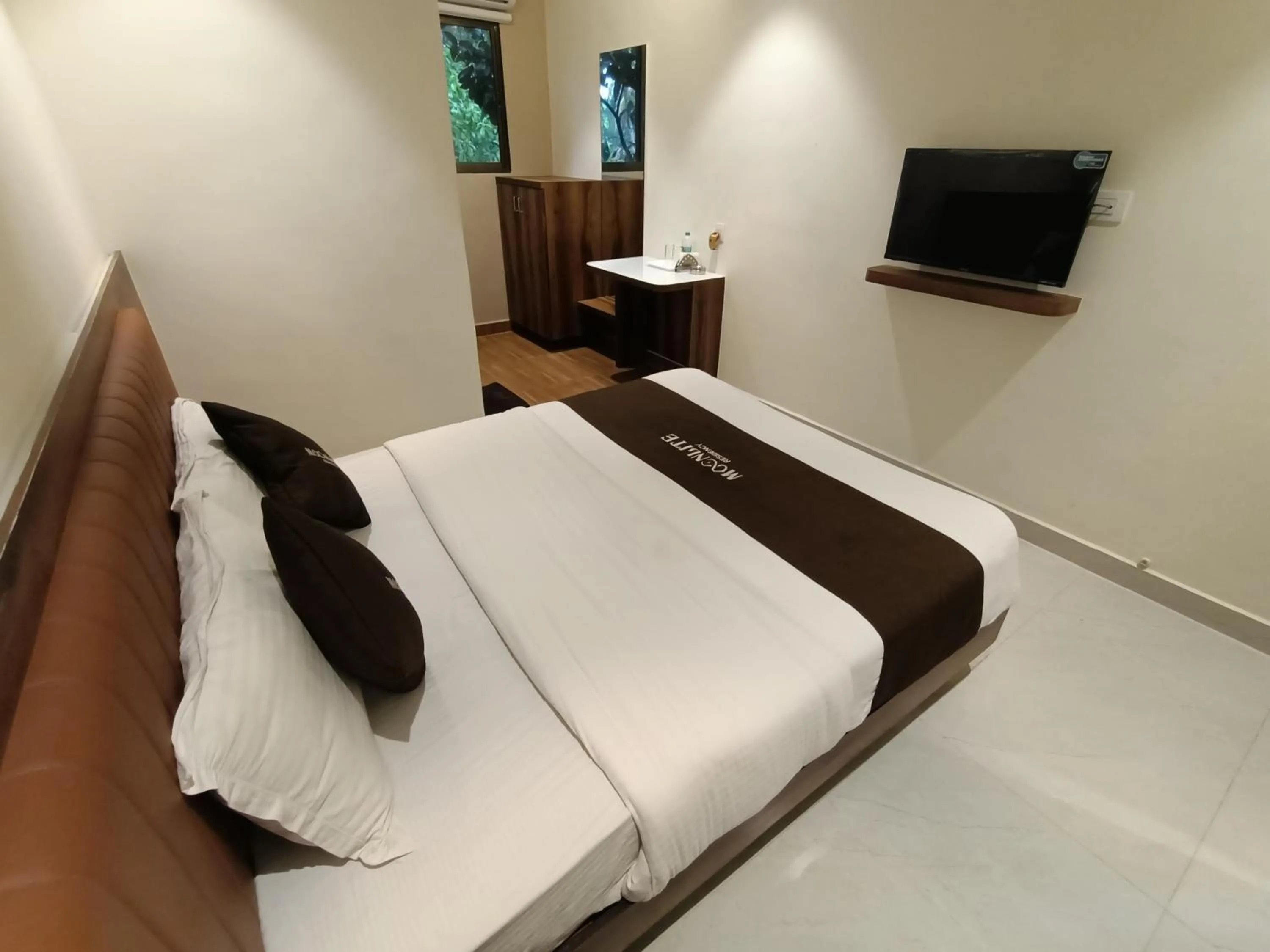 Bed in HOTEL MOON LITE RESIDENCY - Marve Road Malad West