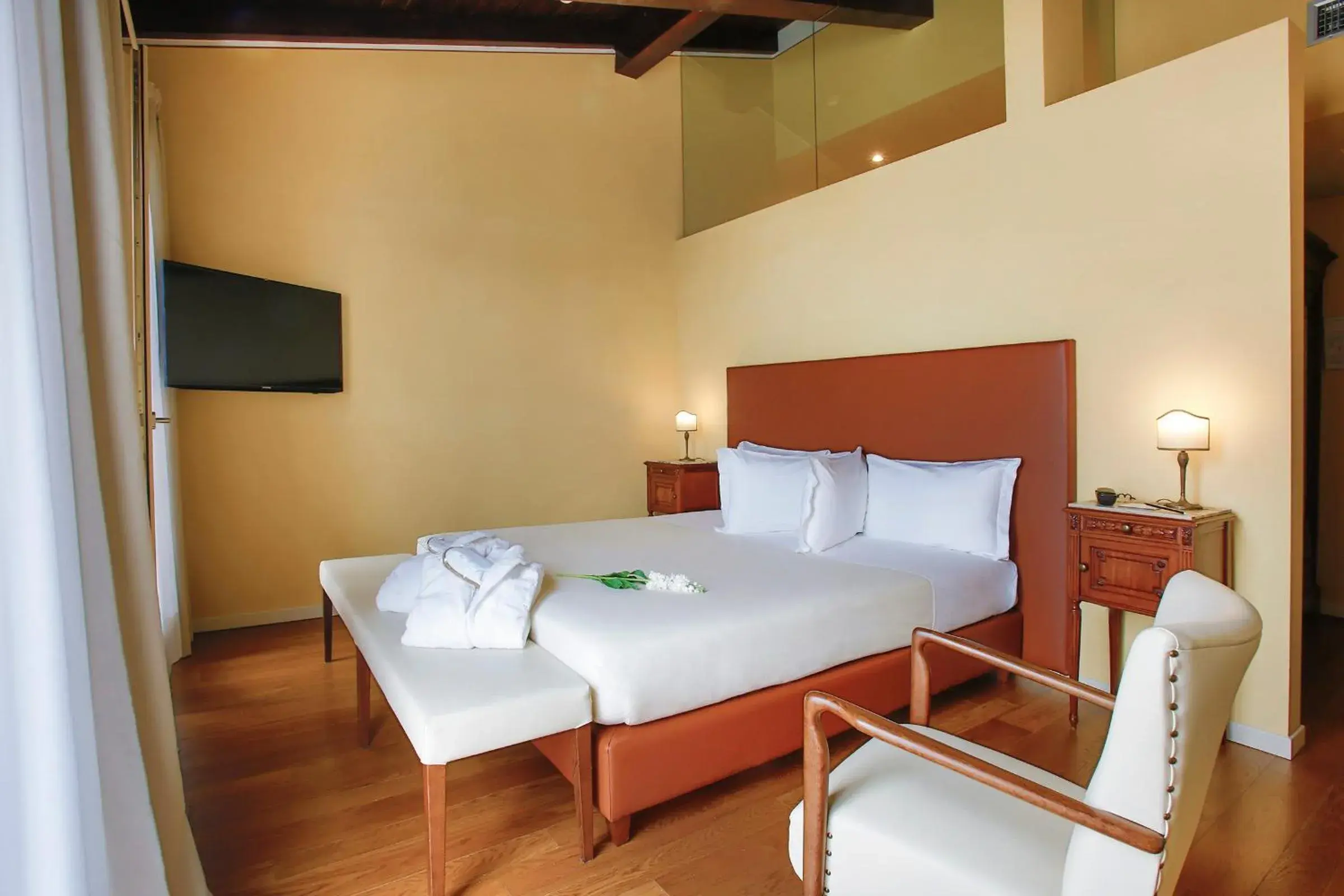 Double Room with Lake View in Le Ali Del Frassino Double Room with Lake View in Le Ali Del Frassino