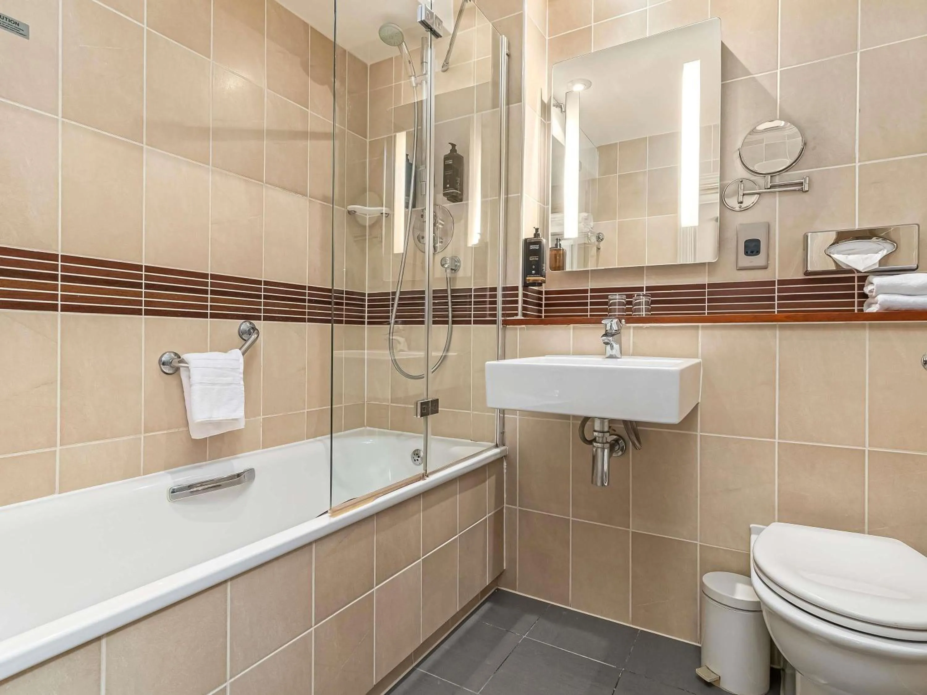 Bedroom in Mercure Salisbury White Hart Hotel & Apartments