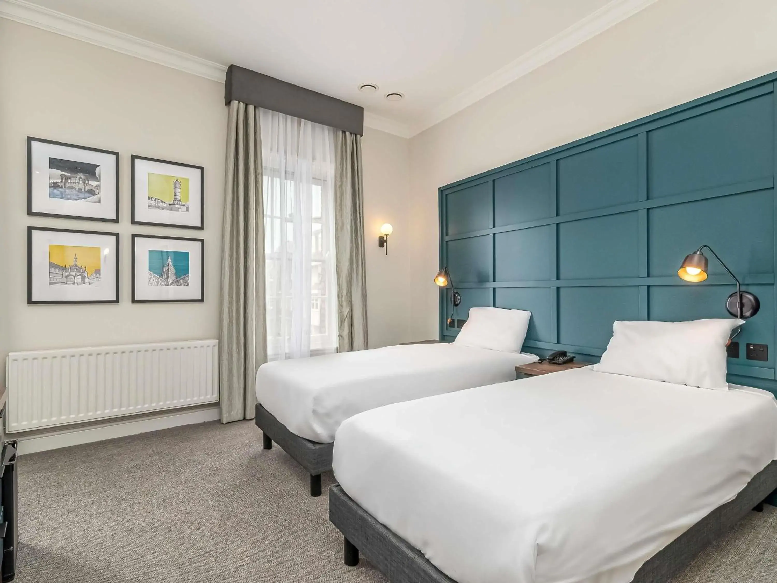 Bedroom, Bed in Mercure Salisbury White Hart Hotel & Apartments Bedroom, Bed in Mercure Salisbury White Hart Hotel & Apartments