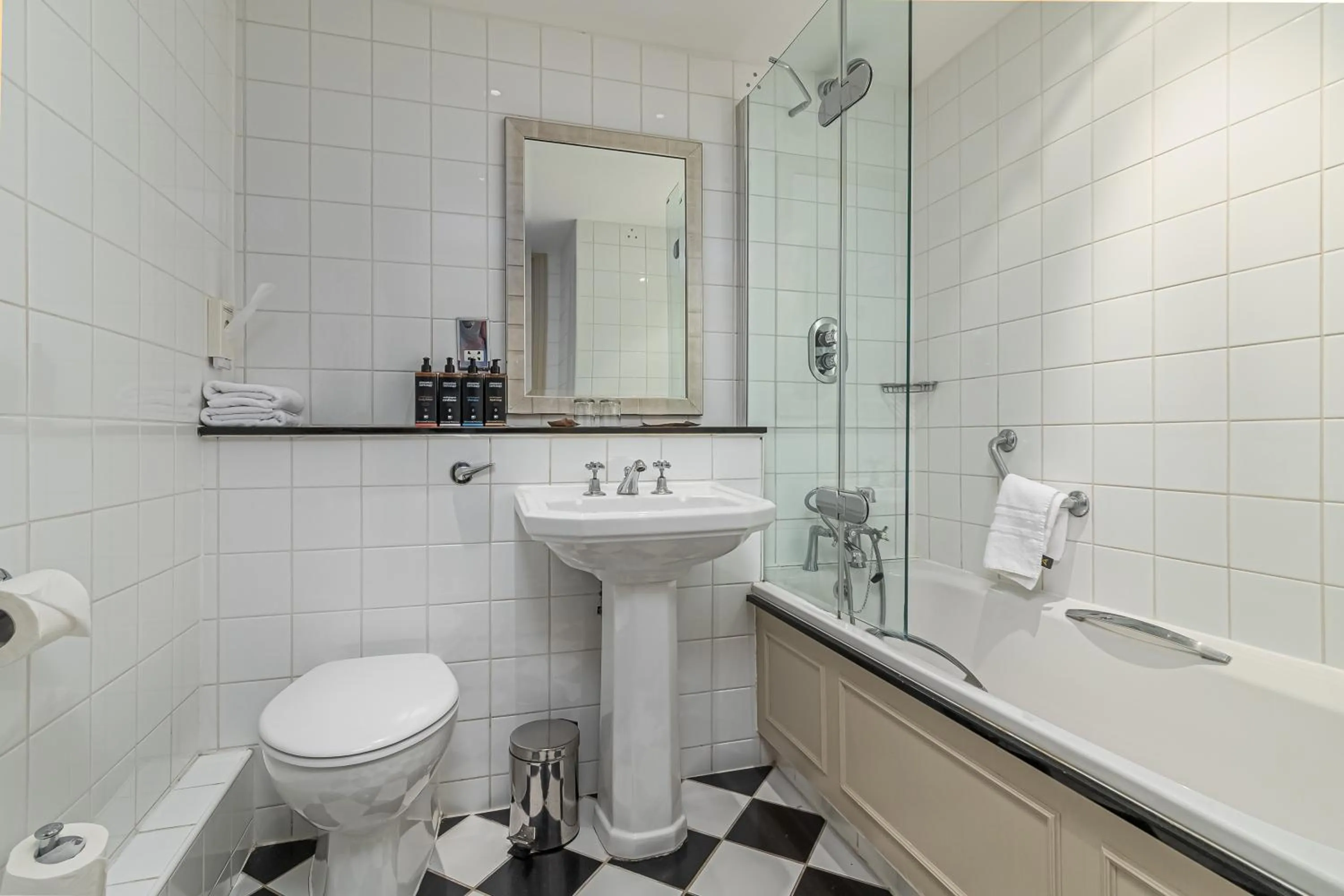 Shower in Mercure Salisbury White Hart Hotel & Apartments