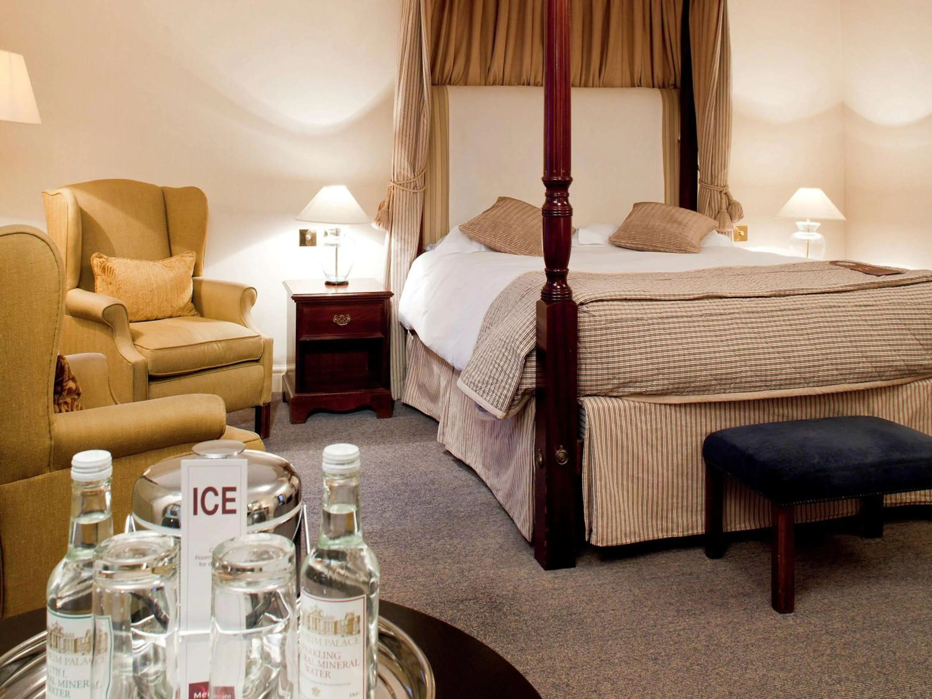 Photo of the whole room, Bed in Mercure Salisbury White Hart Hotel & Apartments