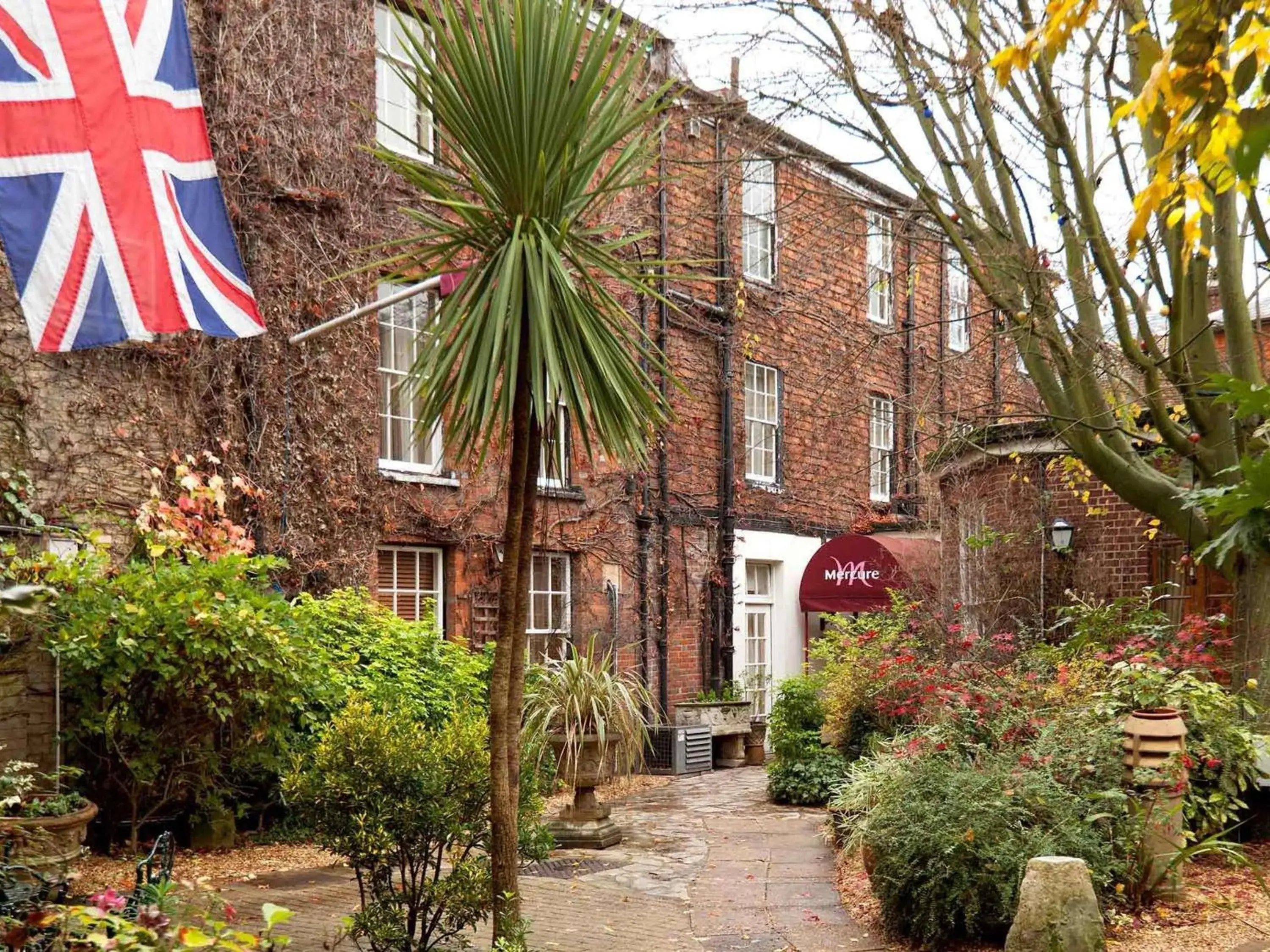 Property building in Mercure Salisbury White Hart Hotel & Apartments Property building in Mercure Salisbury White Hart Hotel & Apartments