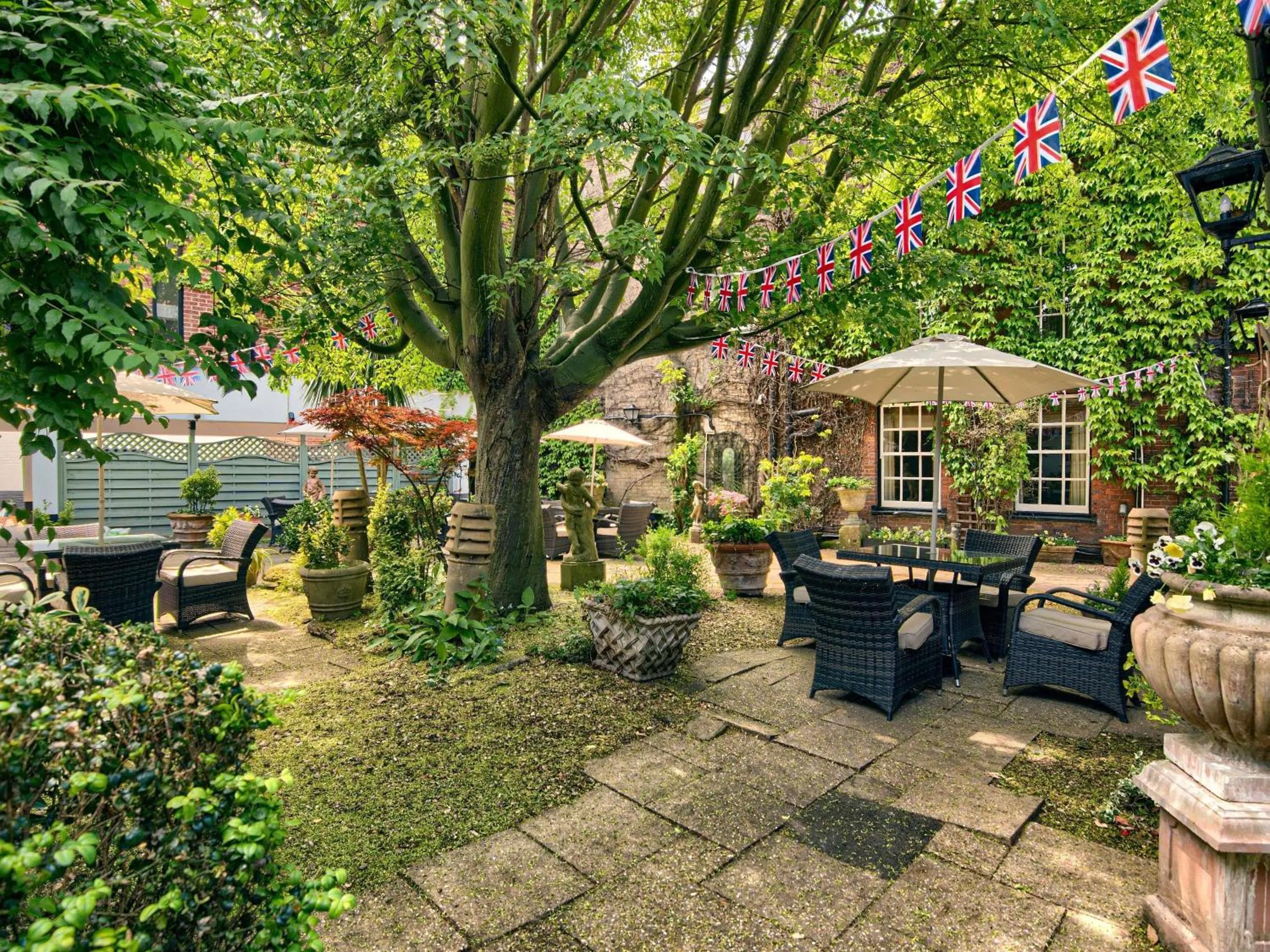 Property building in Mercure Salisbury White Hart Hotel & Apartments