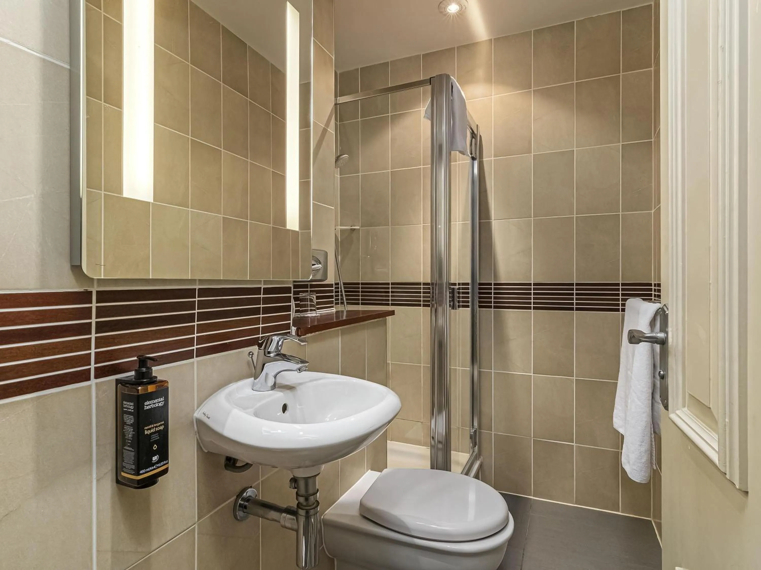 Bedroom in Mercure Salisbury White Hart Hotel & Apartments