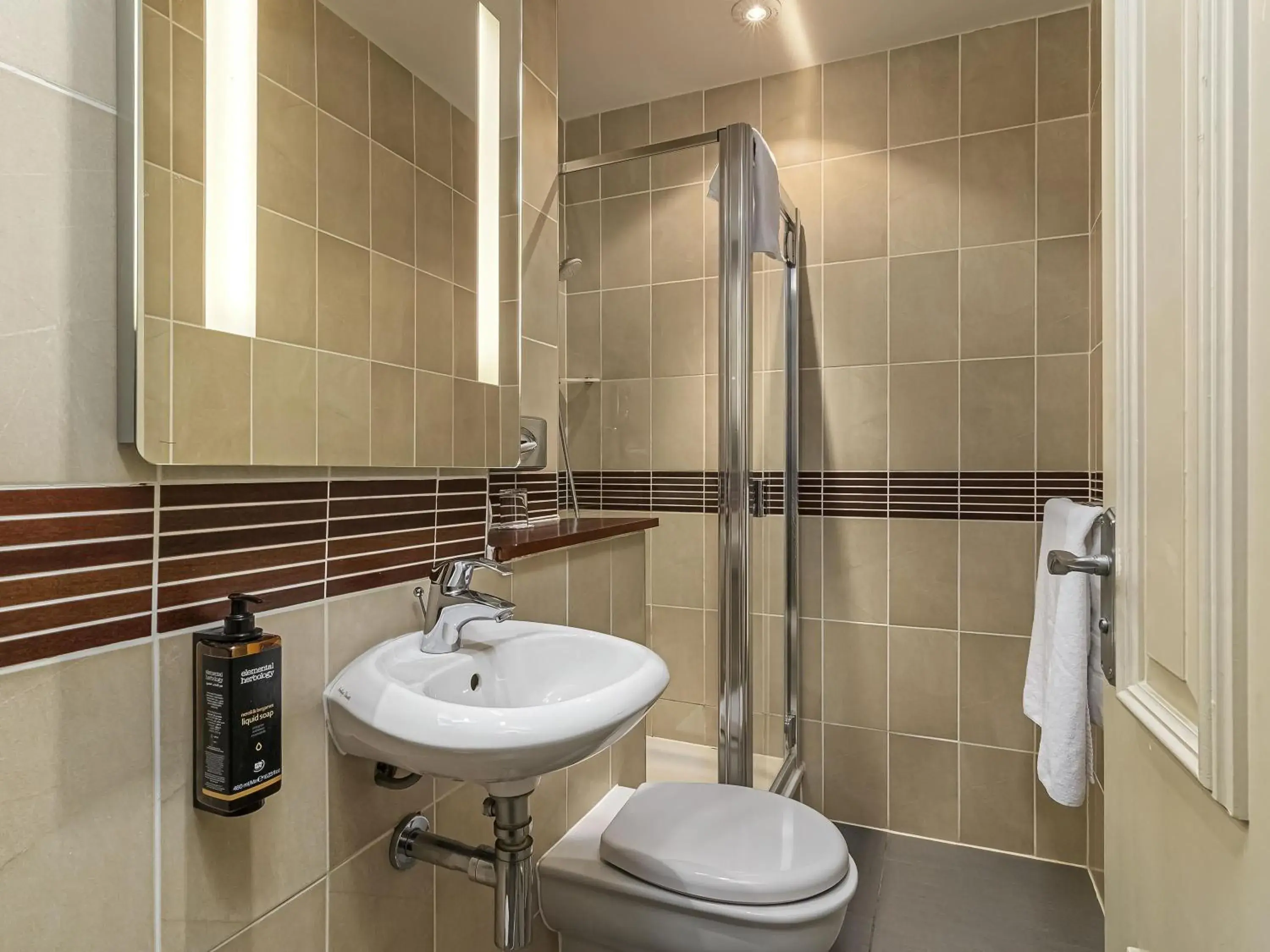 Bedroom in Mercure Salisbury White Hart Hotel & Apartments Bedroom in Mercure Salisbury White Hart Hotel & Apartments