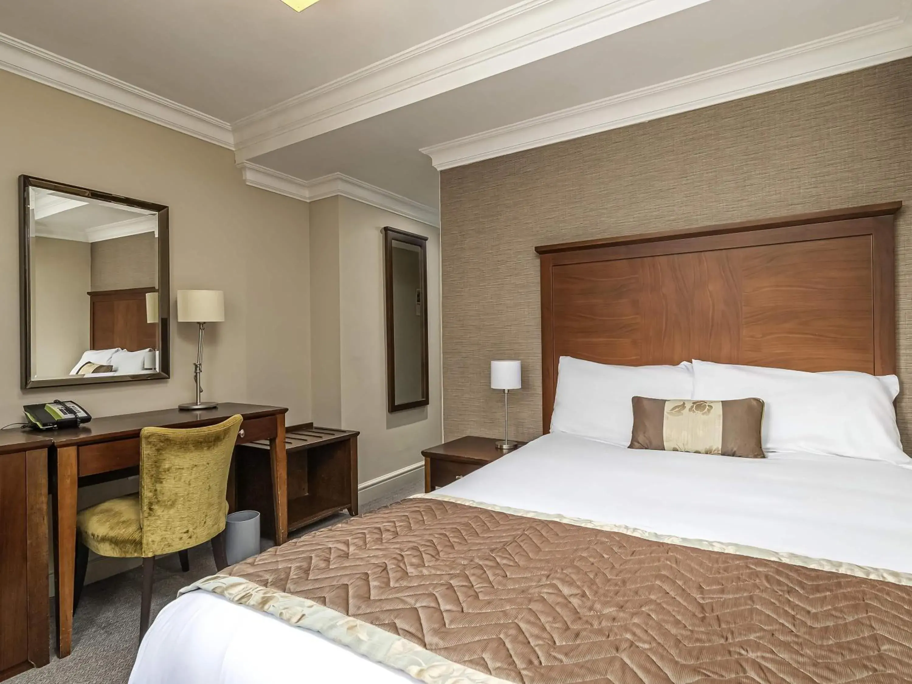 Bedroom, Bed in Mercure Salisbury White Hart Hotel & Apartments Bedroom, Bed in Mercure Salisbury White Hart Hotel & Apartments