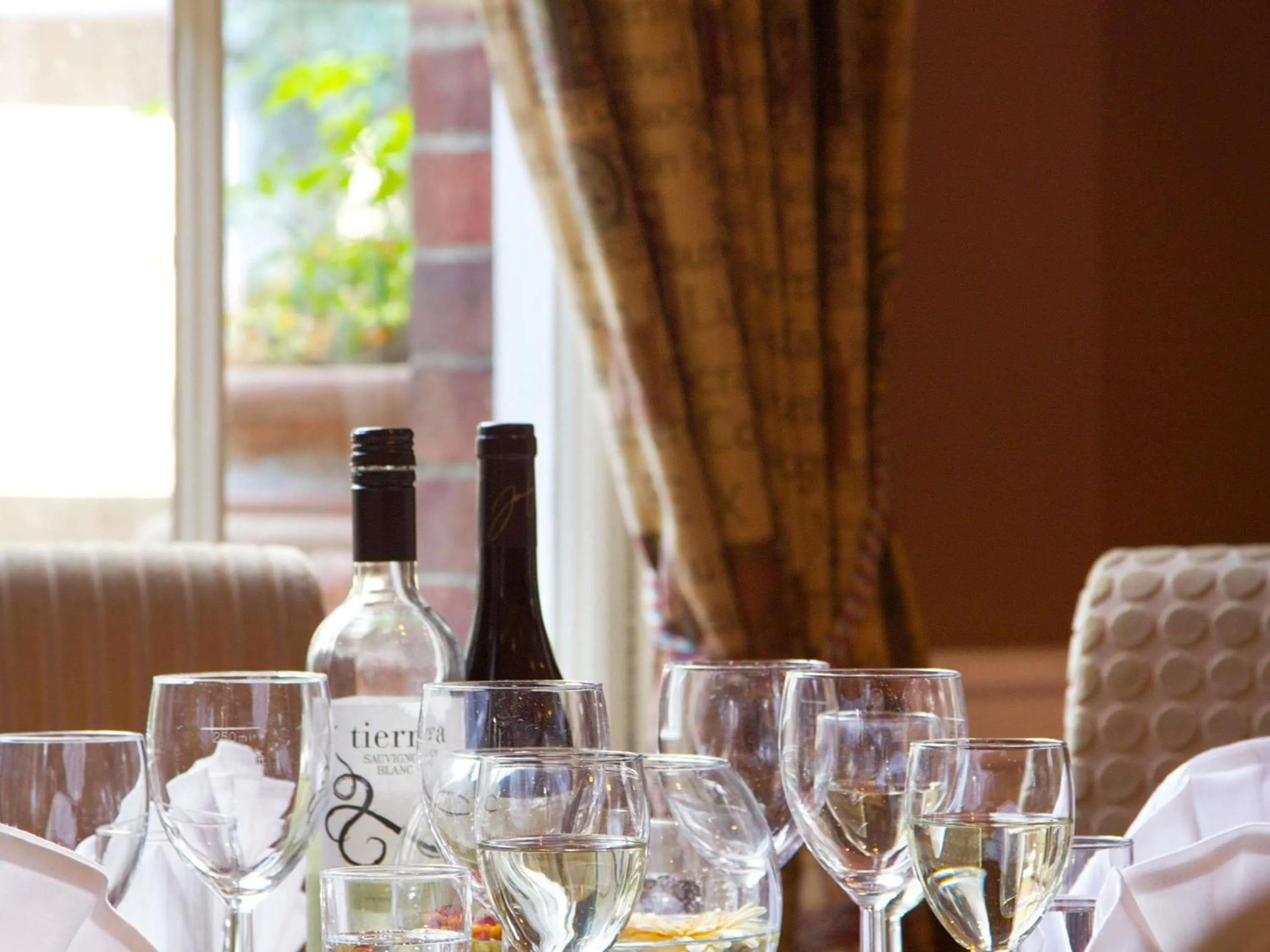 Lounge or bar in Mercure Salisbury White Hart Hotel & Apartments