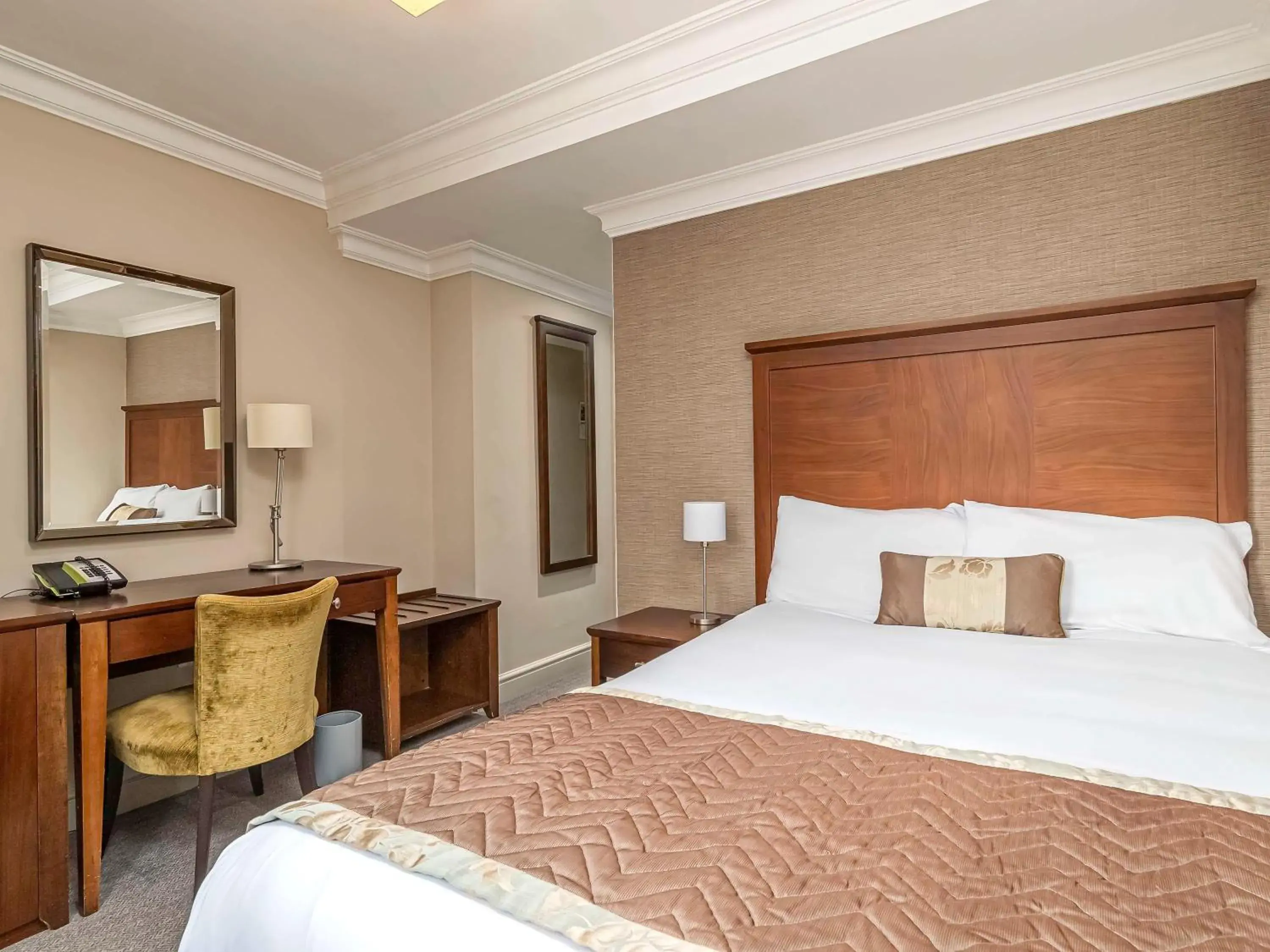 Small Double Room in Mercure Salisbury White Hart Hotel & Apartments Small Double Room in Mercure Salisbury White Hart Hotel & Apartments