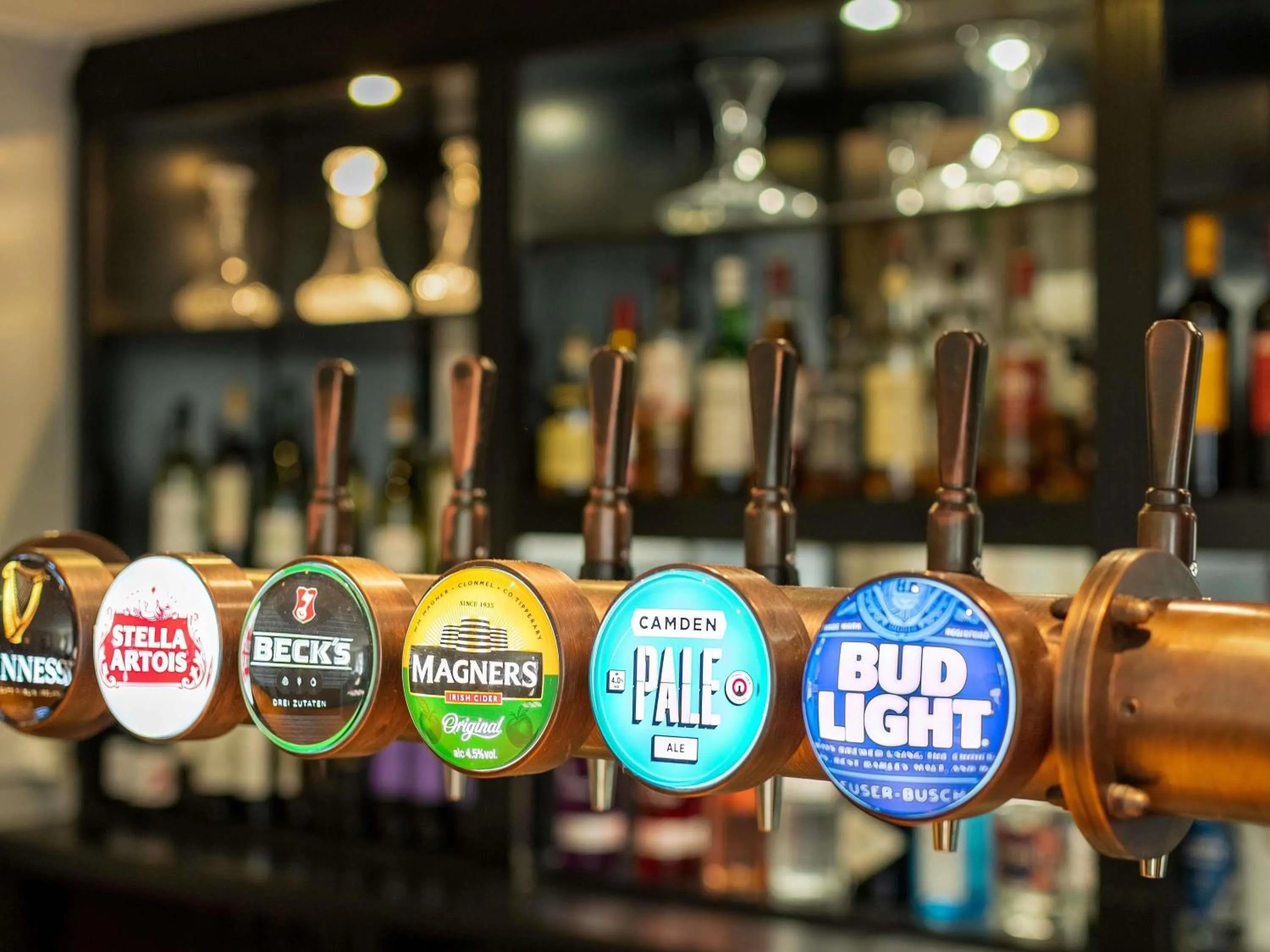 Lounge or bar in Mercure Salisbury White Hart Hotel & Apartments