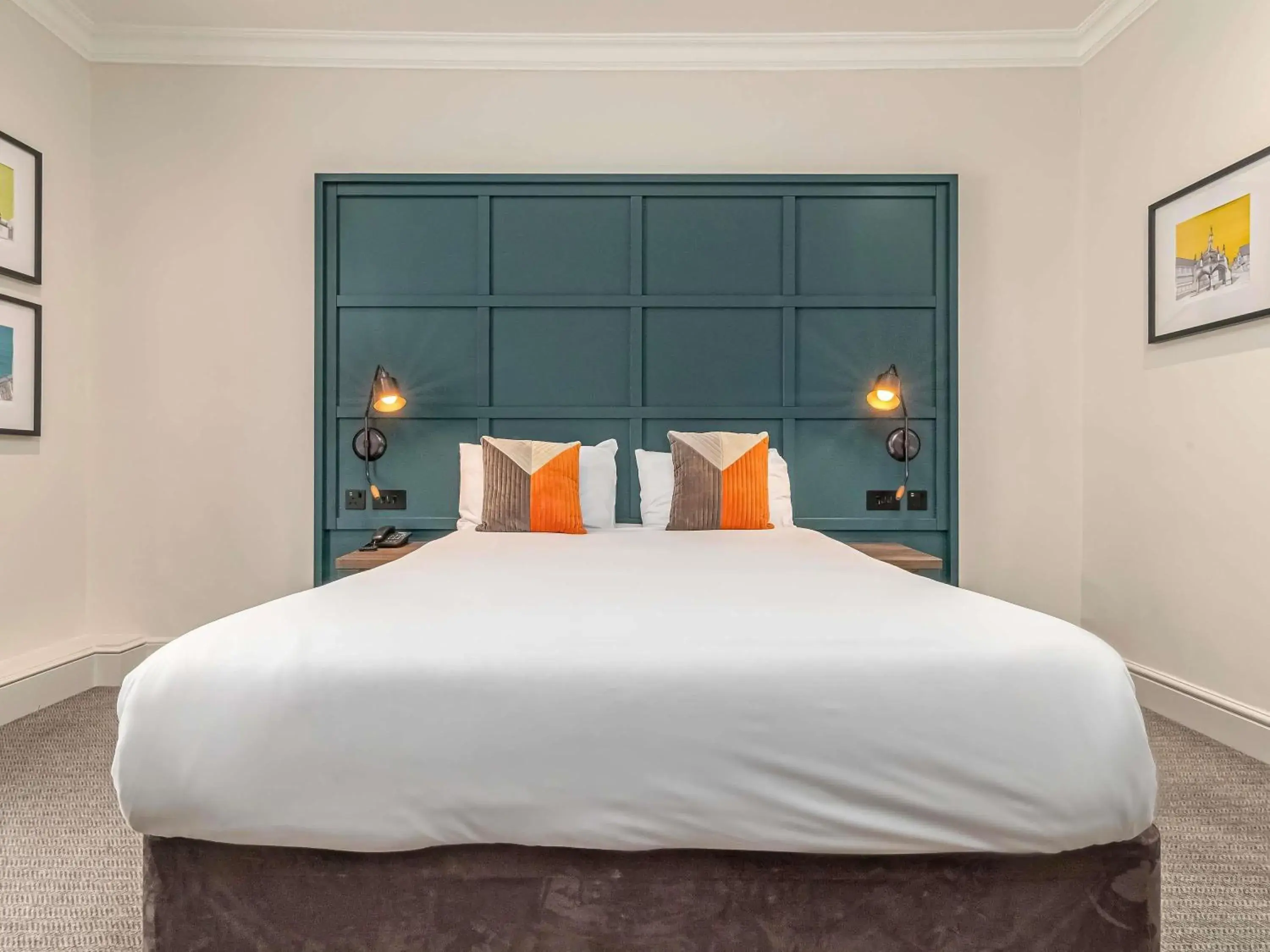 Bedroom, Bed in Mercure Salisbury White Hart Hotel & Apartments Bedroom, Bed in Mercure Salisbury White Hart Hotel & Apartments