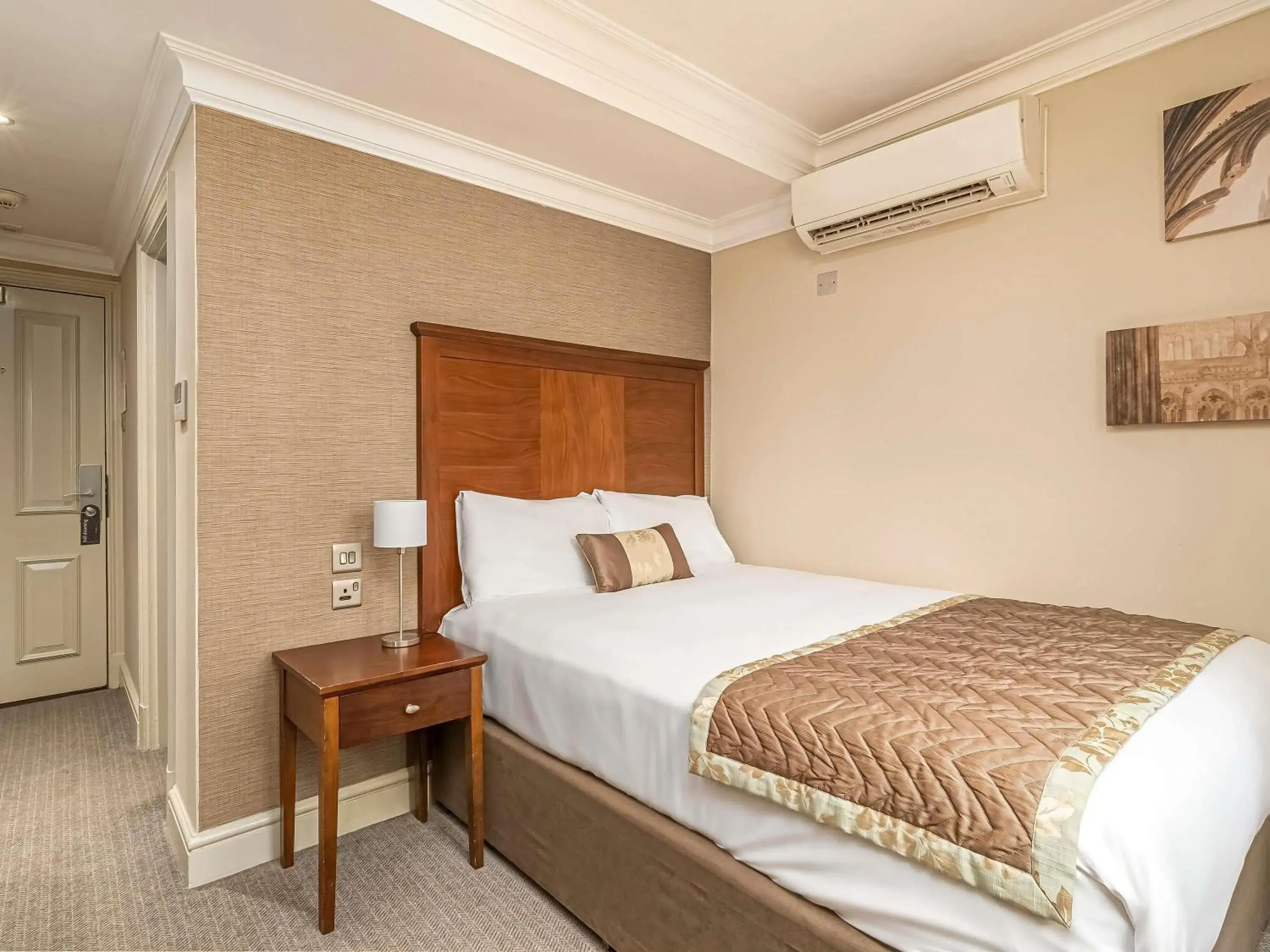 Bedroom, Bed in Mercure Salisbury White Hart Hotel & Apartments Bedroom, Bed in Mercure Salisbury White Hart Hotel & Apartments