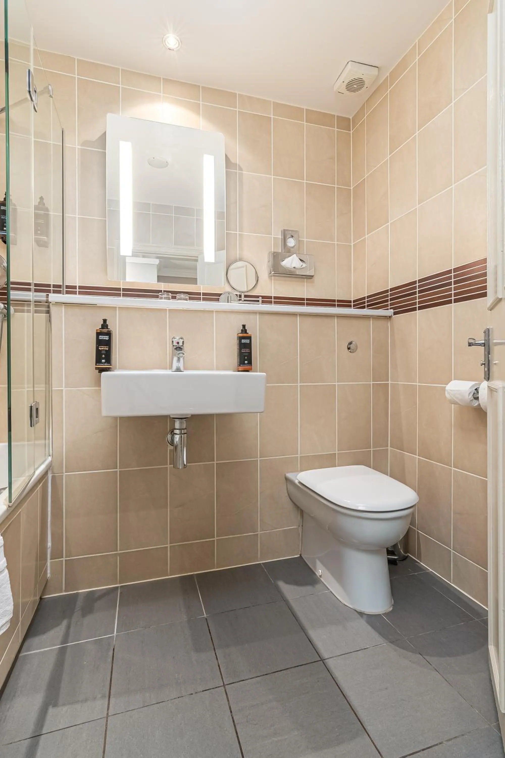 Toilet in Mercure Salisbury White Hart Hotel & Apartments