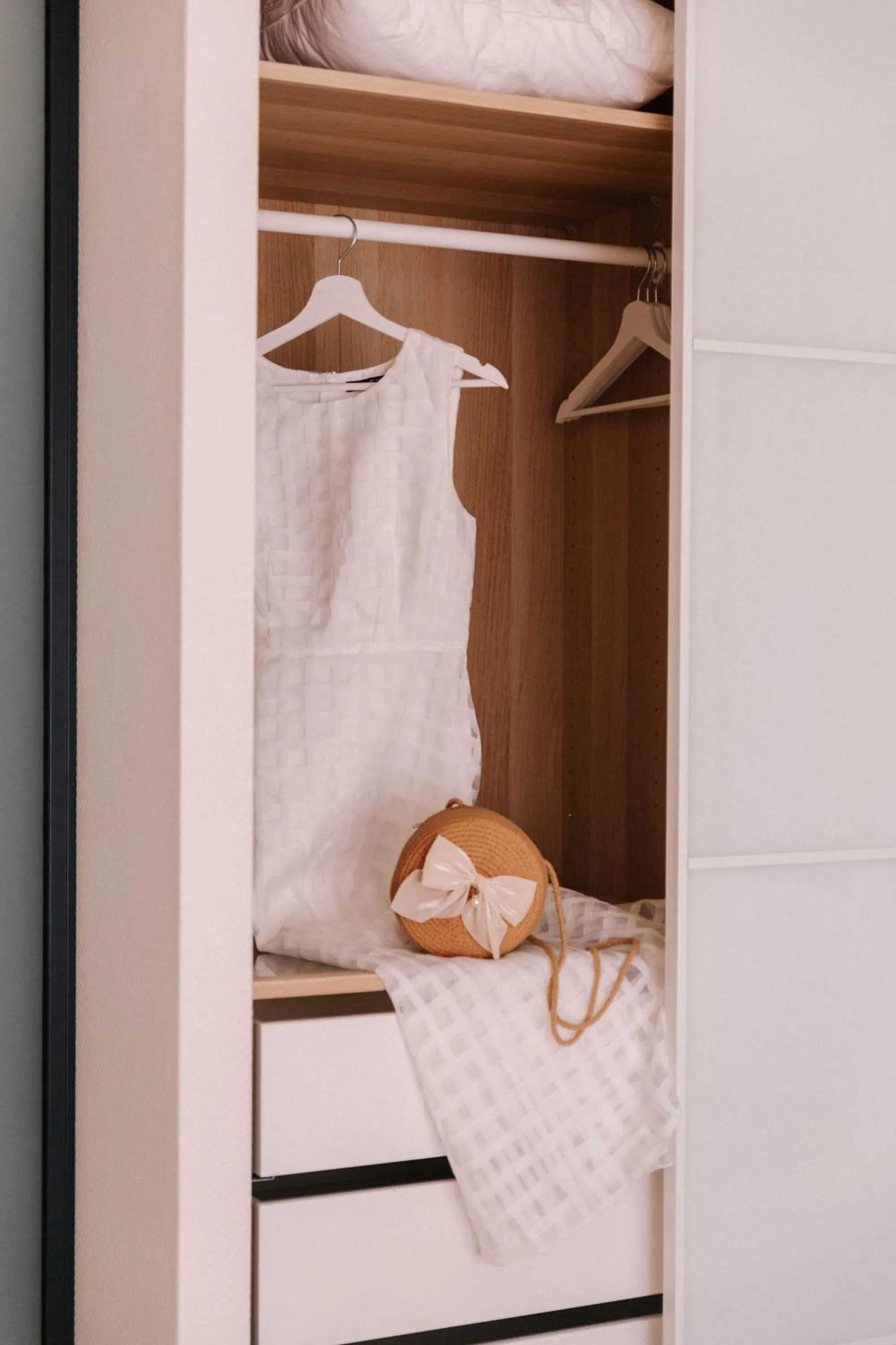 wardrobe, Bed in Résidence Châteauneuf