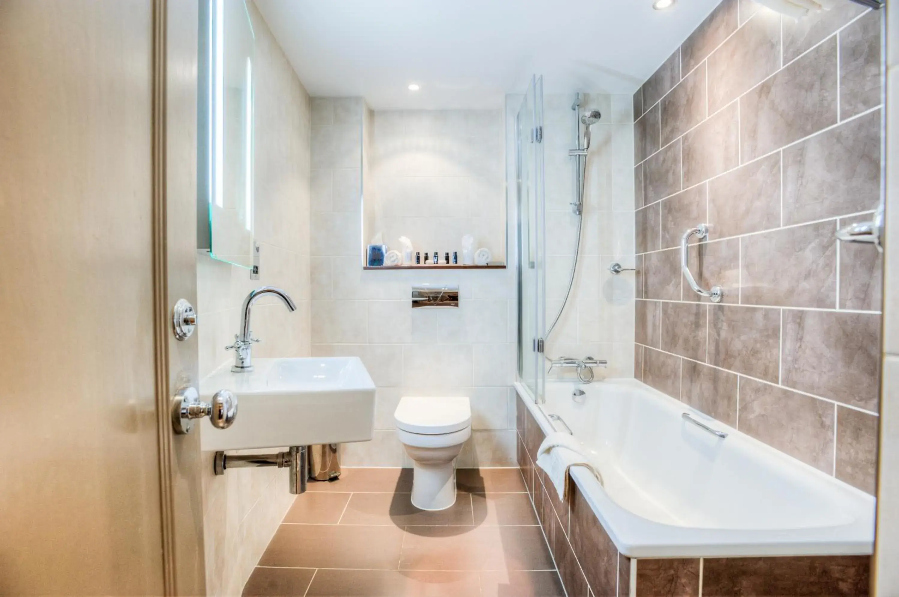 Shower, Bathroom in Mercure Stratford Upon Avon Shakespeare Hotel
