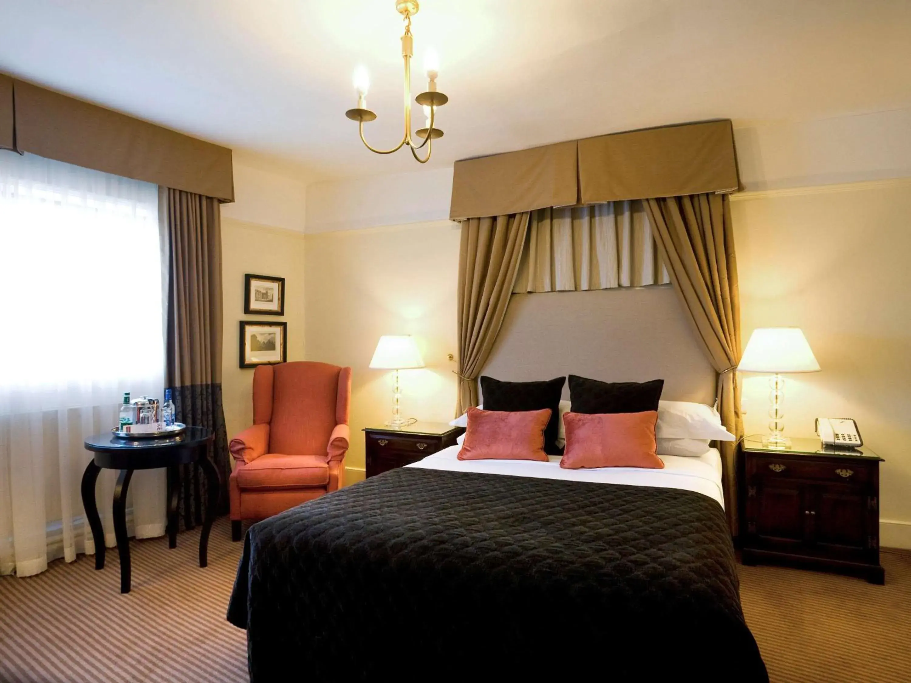 Photo of the whole room in Mercure Stratford Upon Avon Shakespeare Hotel