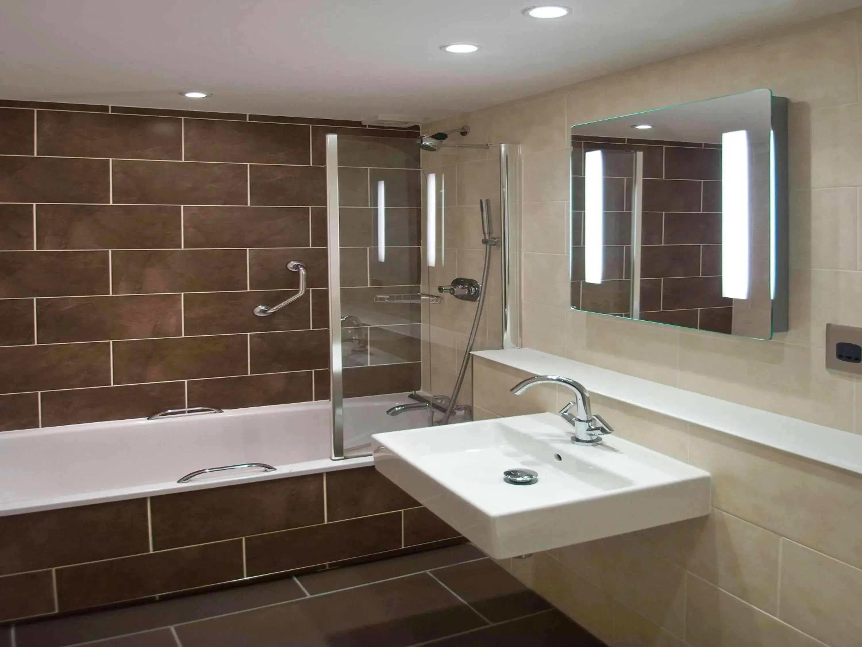 Photo of the whole room, Bathroom in Mercure Stratford Upon Avon Shakespeare Hotel