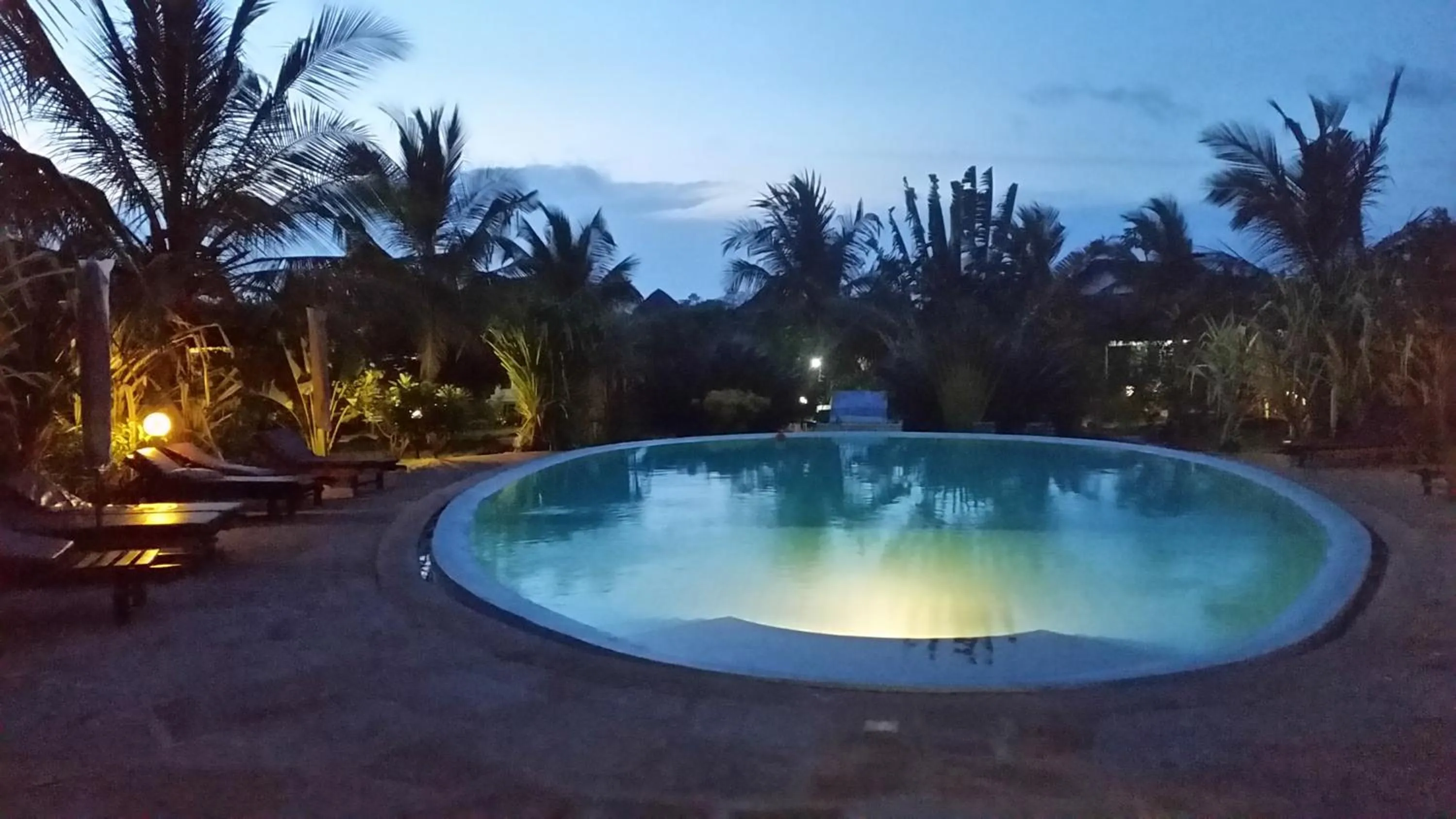 Swimming pool in African Dream Cottages - Diani Beach