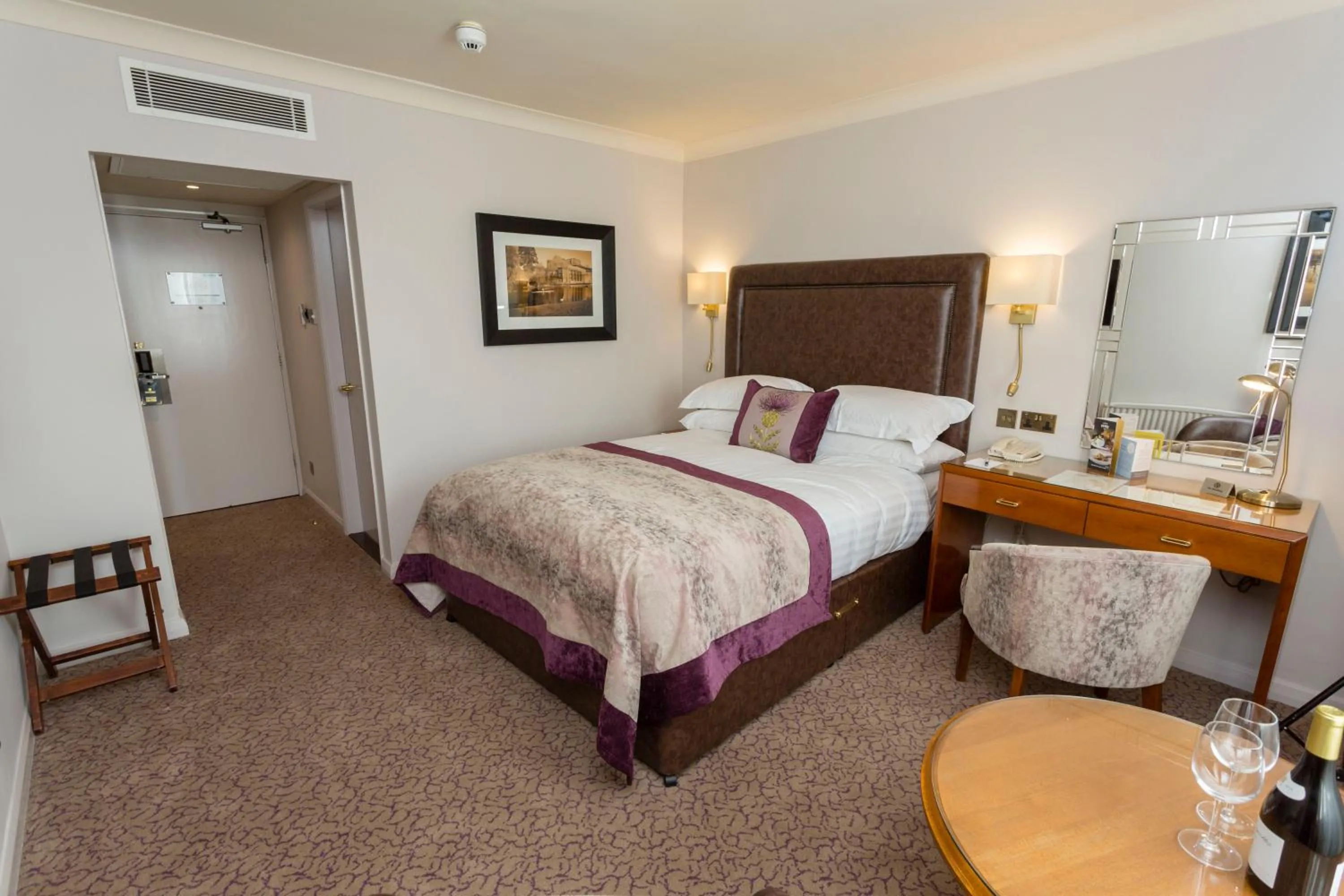Bathroom, Bed in Swan's Nest Hotel