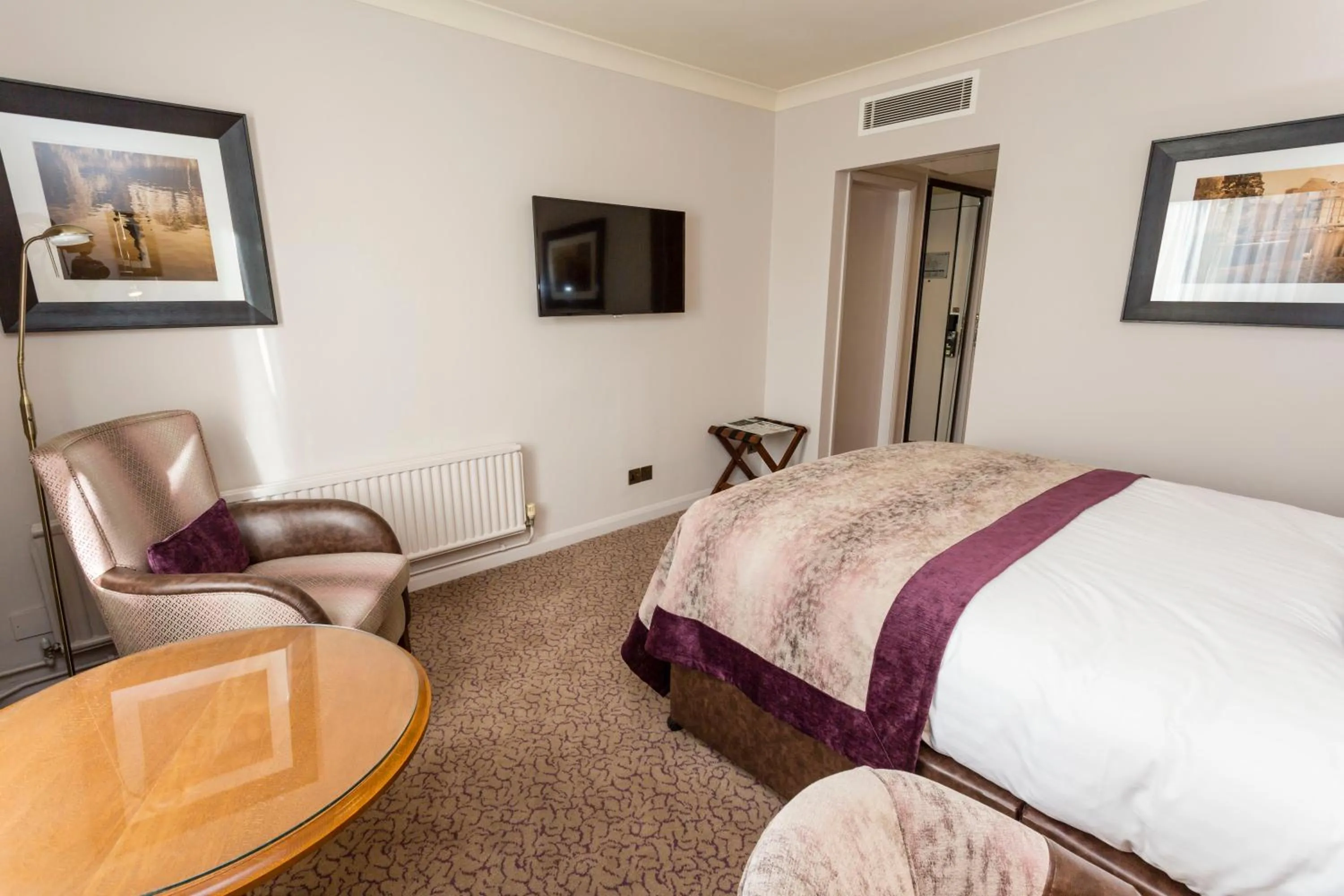 Bathroom, Bed in Swan's Nest Hotel