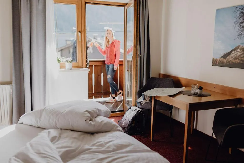 Mountain view, Bed in Dorfcafe Unken Hotelpension sWirtshaus im Dorf