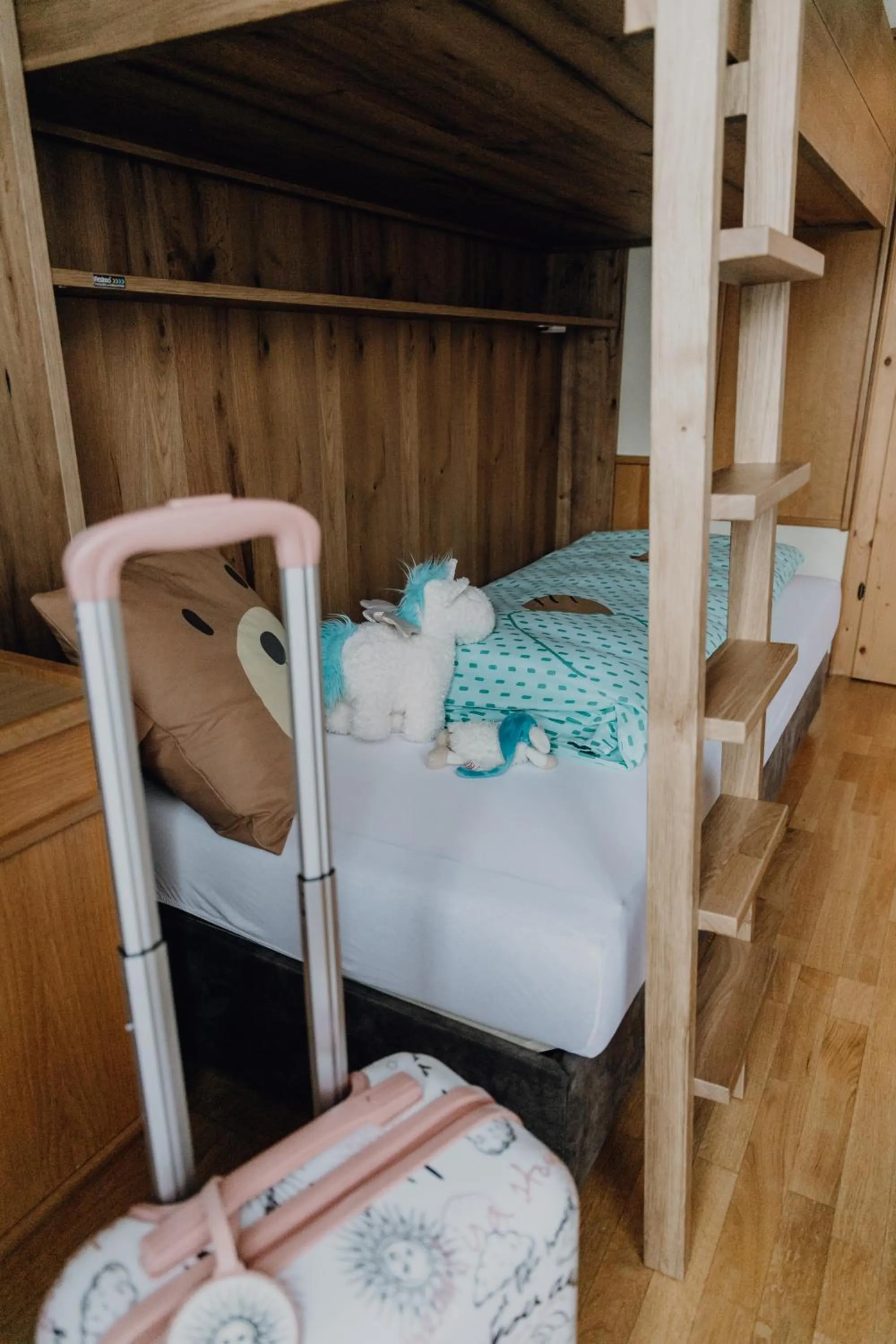 bunk bed, Bed in Dorfcafe Unken Hotelpension sWirtshaus im Dorf