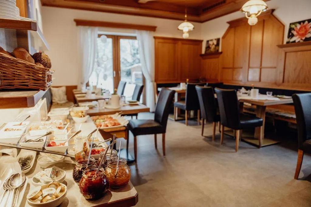 Food and drinks in Dorfcafe Unken Hotelpension sWirtshaus im Dorf