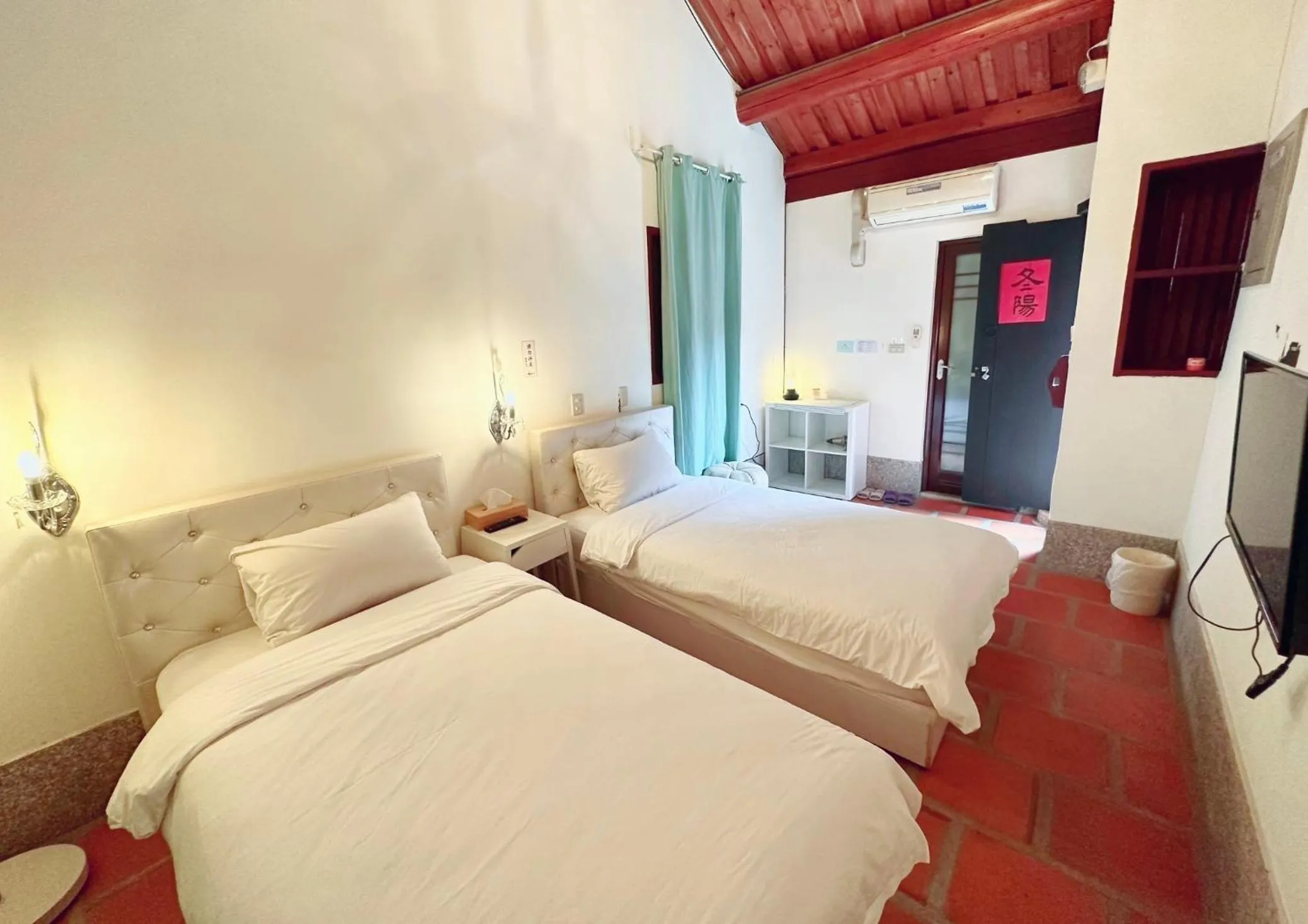 Photo of the whole room, Bed in I-Shan B&B