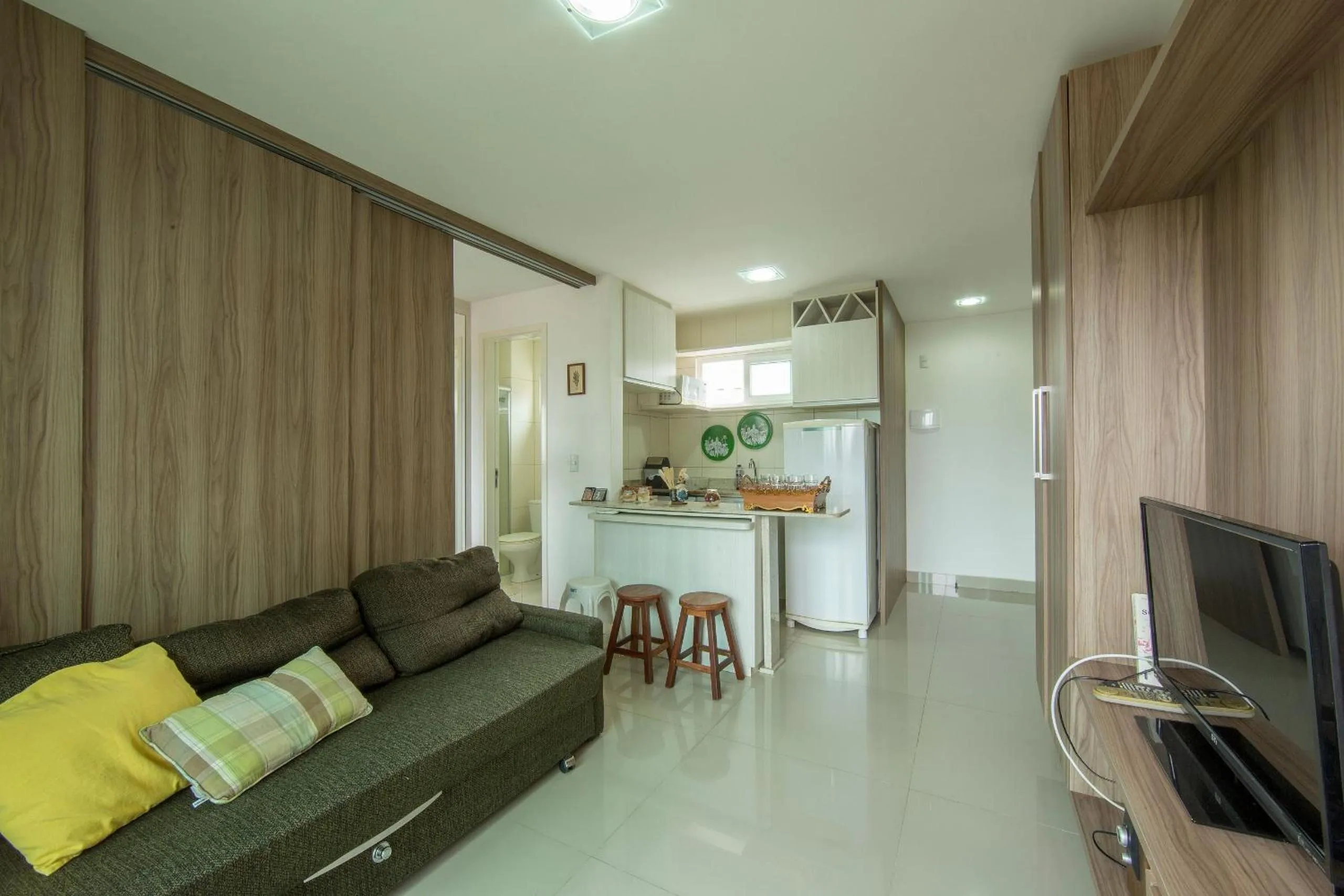 Living room in Apple Flat #201 - Apê em Ponta Negra por Carpediem