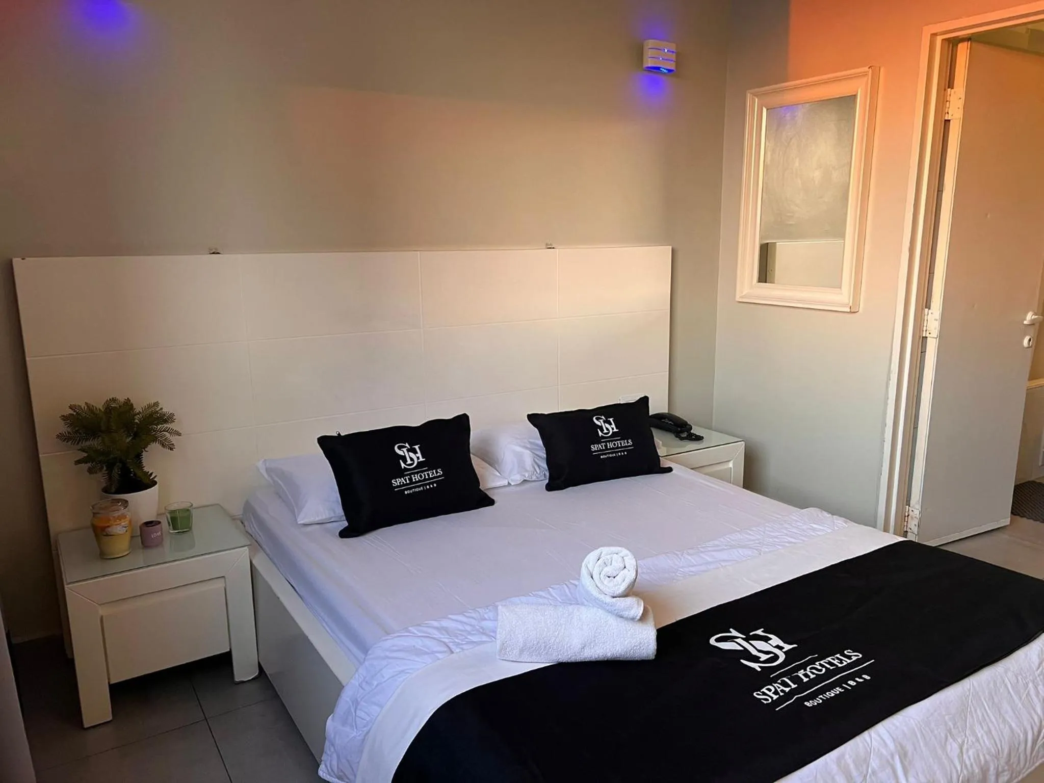 Photo of the whole room, Bed in Motel Hofim