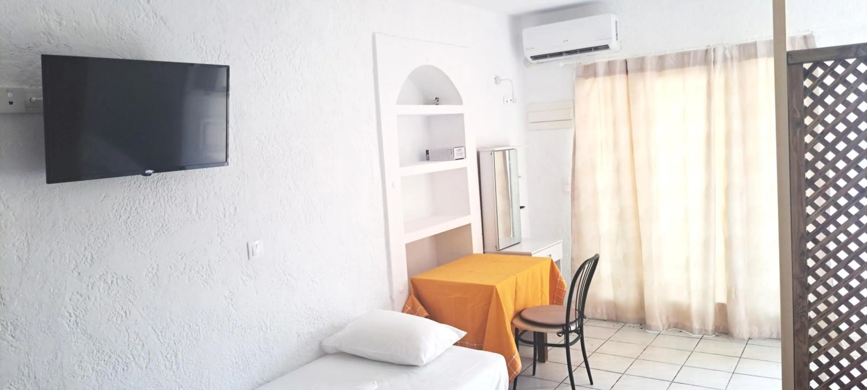 Communal lounge/ TV room in Jimmy's Apartments