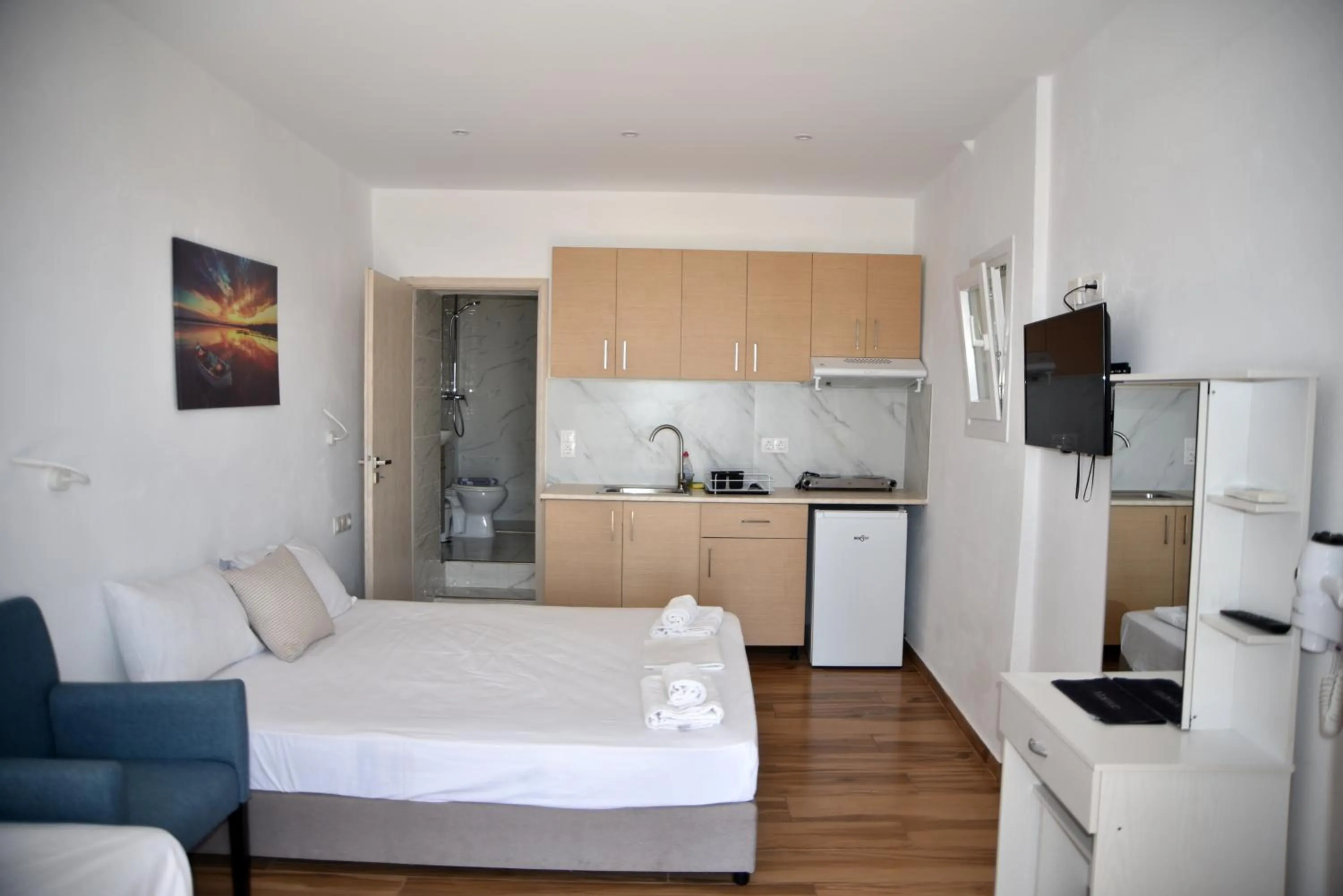 Photo of the whole room, Bed in Jimmy's Apartments