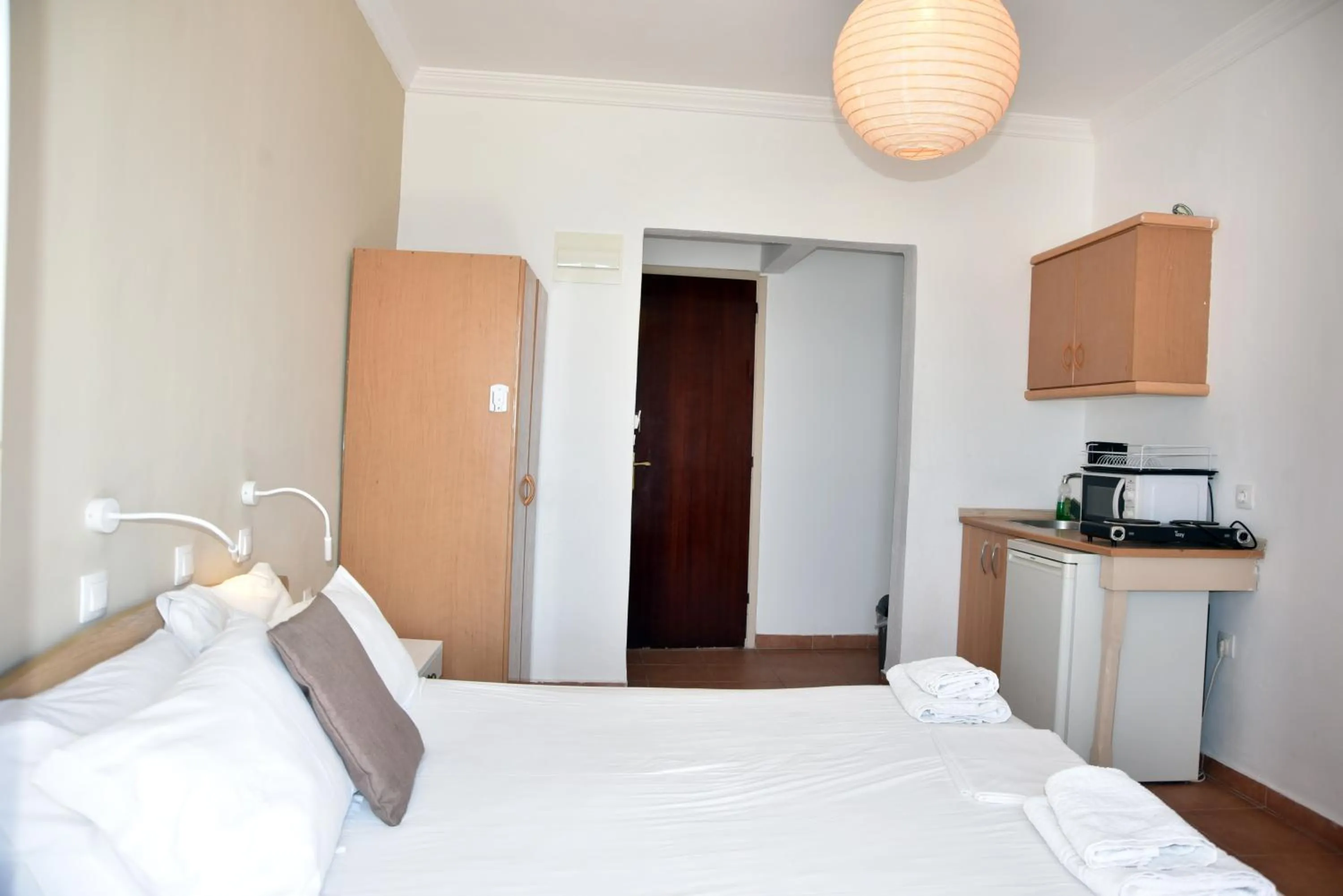 Kitchen or kitchenette, Bed in Jimmy's Apartments