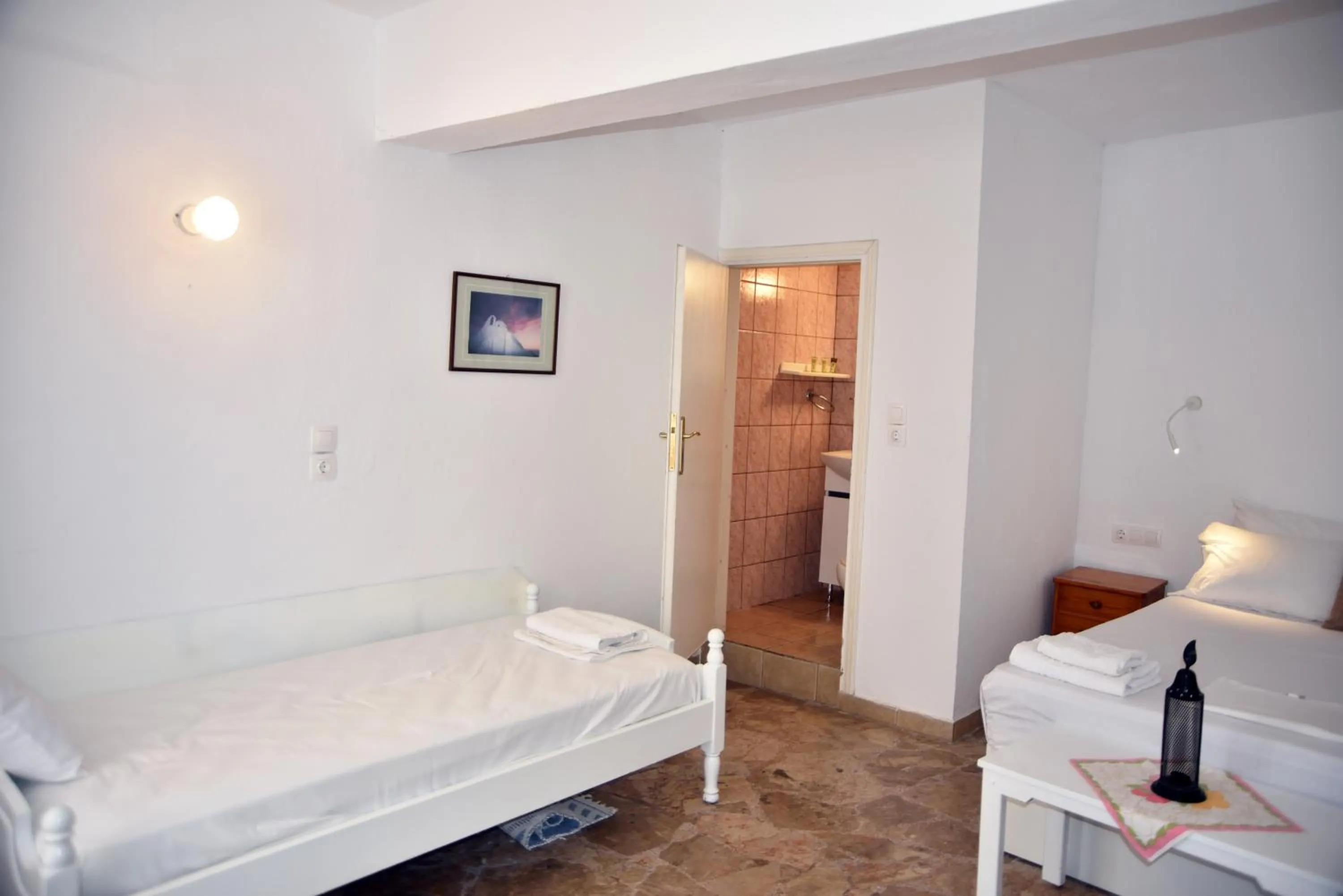 Photo of the whole room, Bed in Jimmy's Apartments