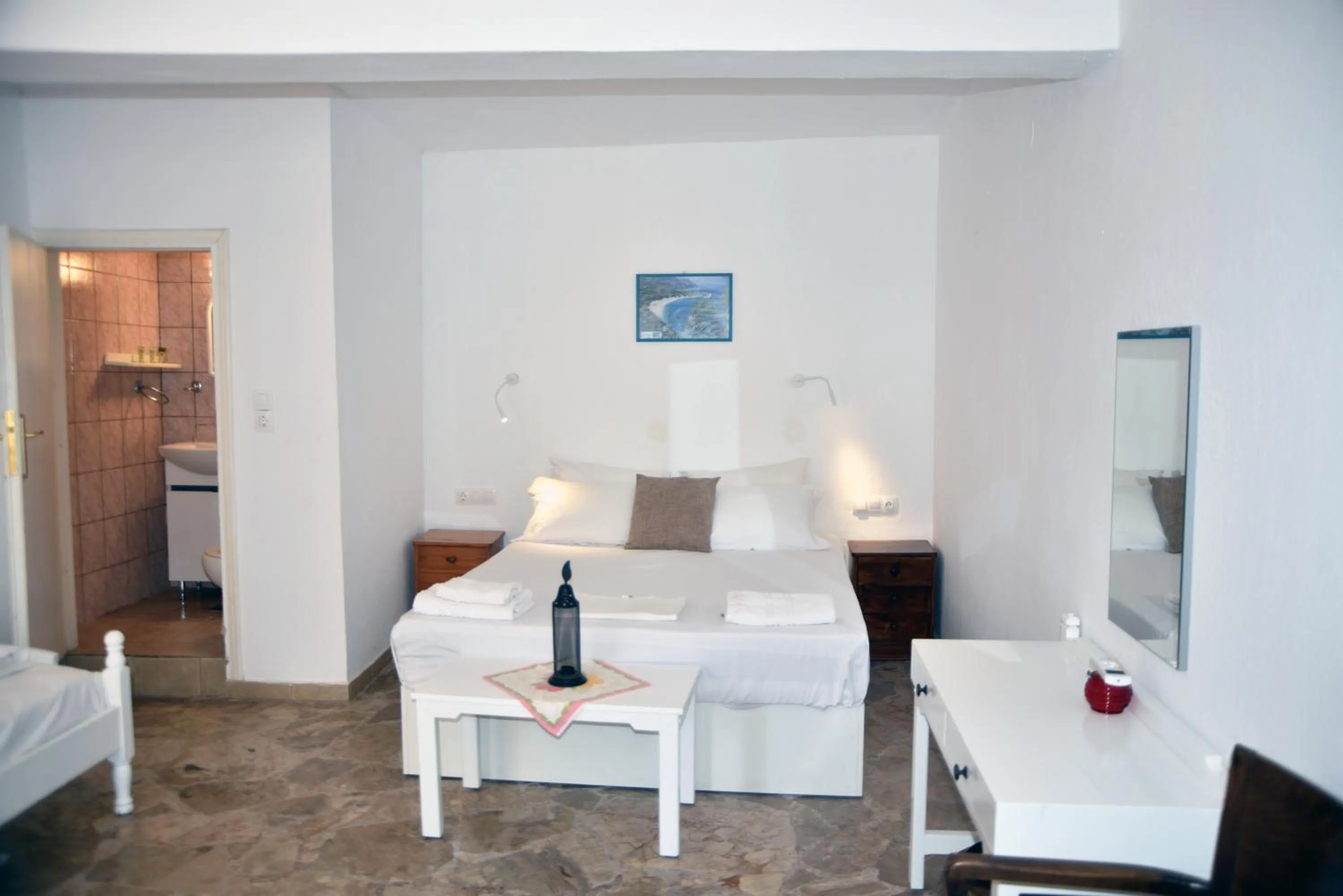 Photo of the whole room, Bed in Jimmy's Apartments