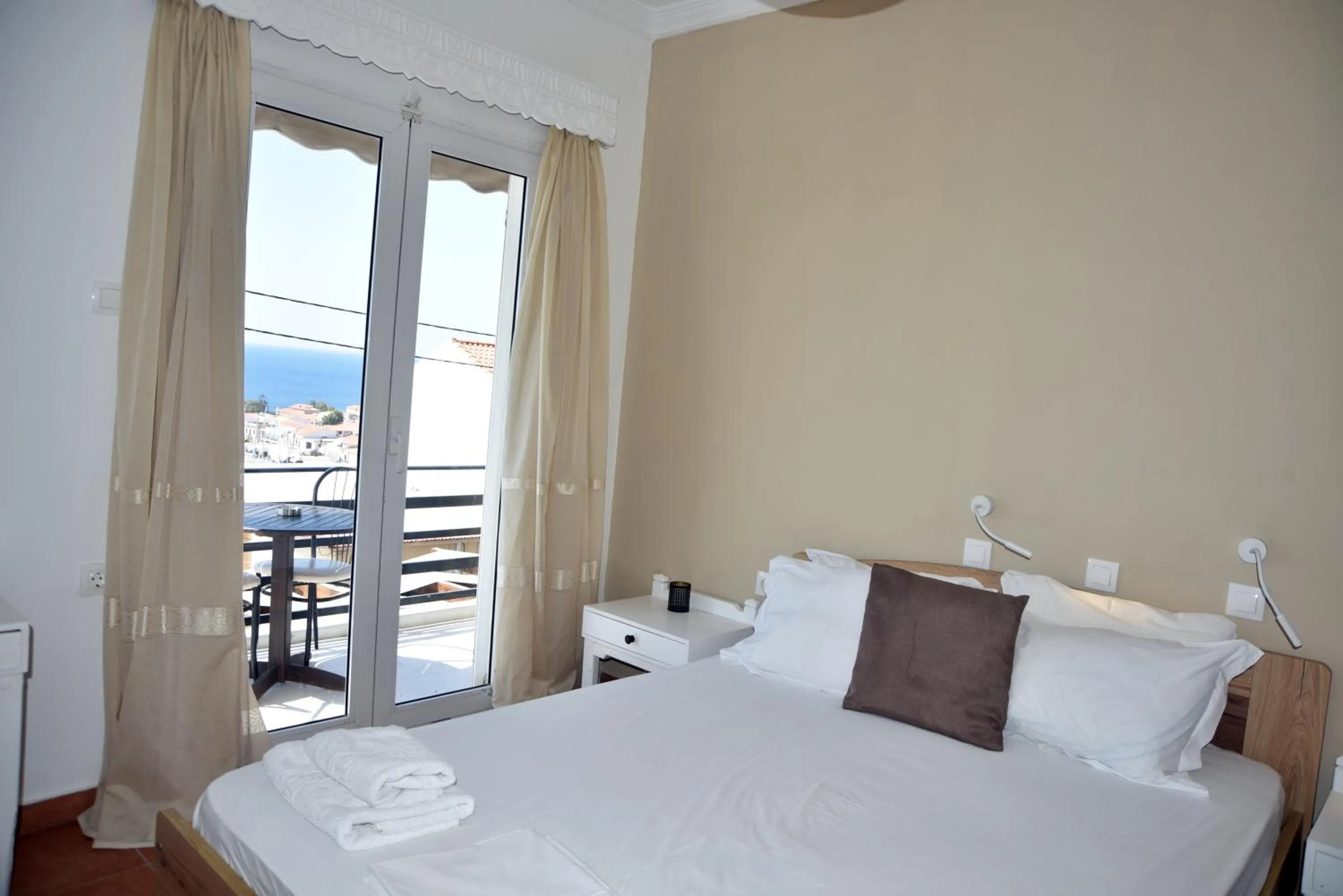 Balcony/Terrace, Bed in Jimmy's Apartments