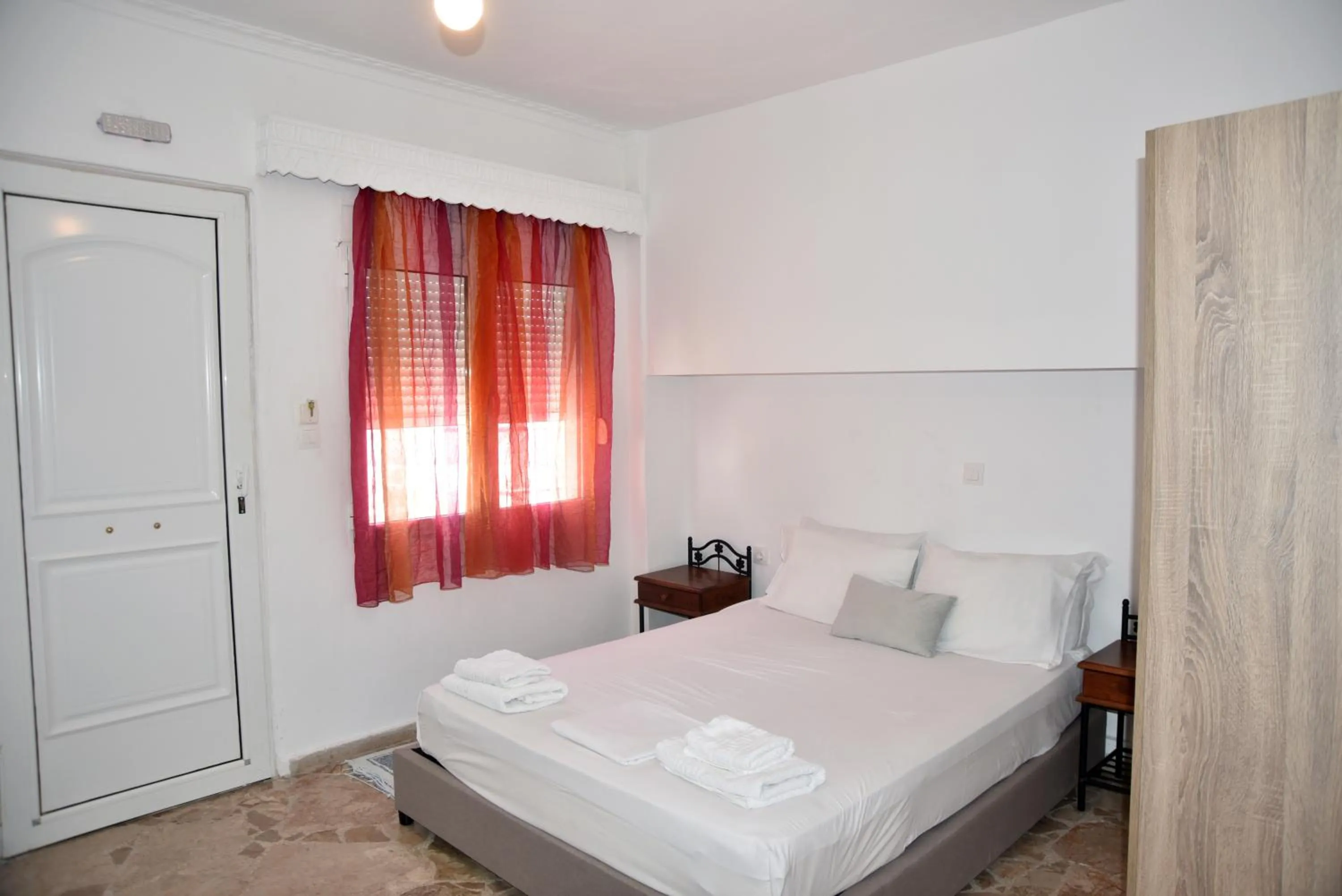 Bedroom, Bed in Jimmy's Apartments