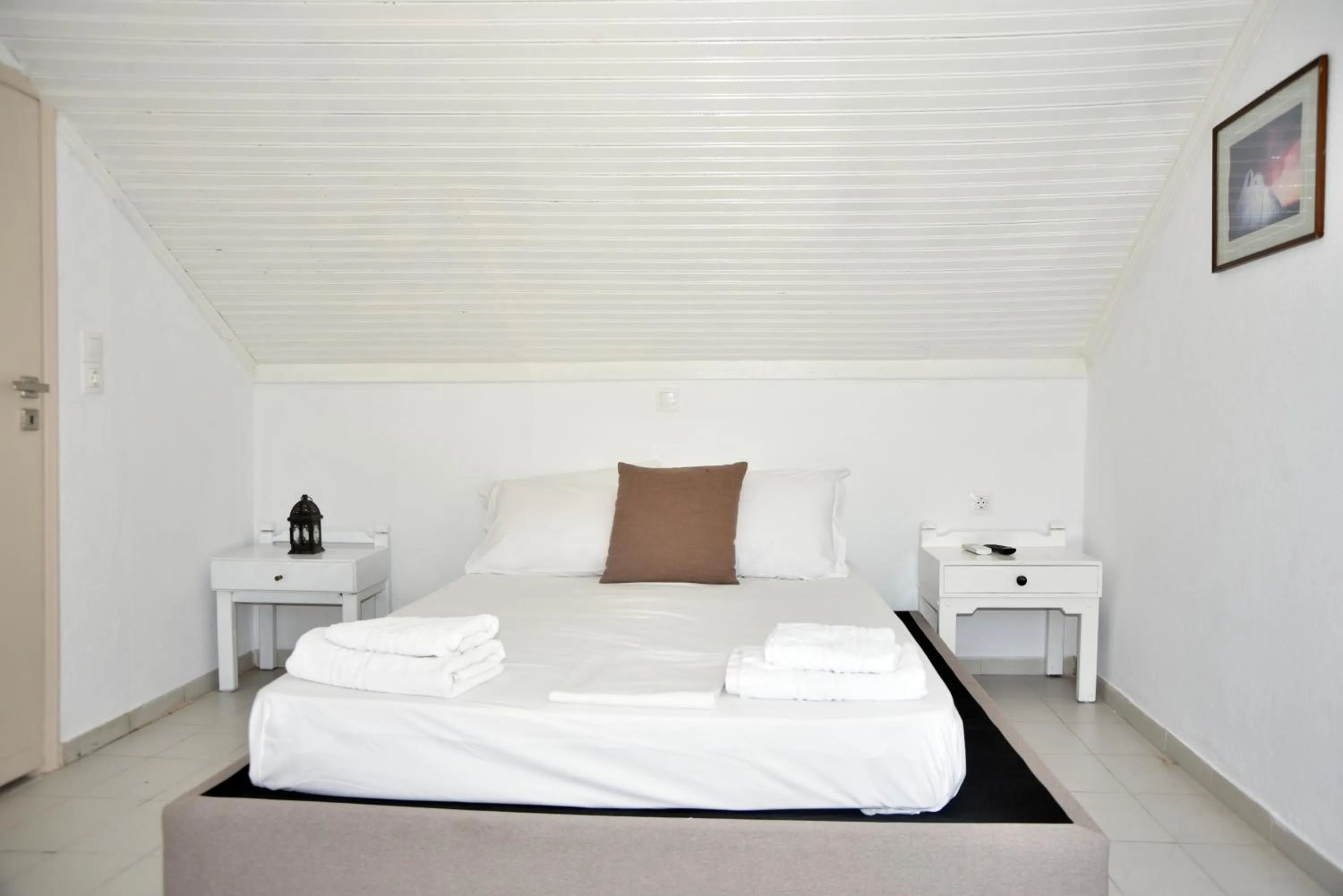 Bedroom, Bed in Jimmy's Apartments