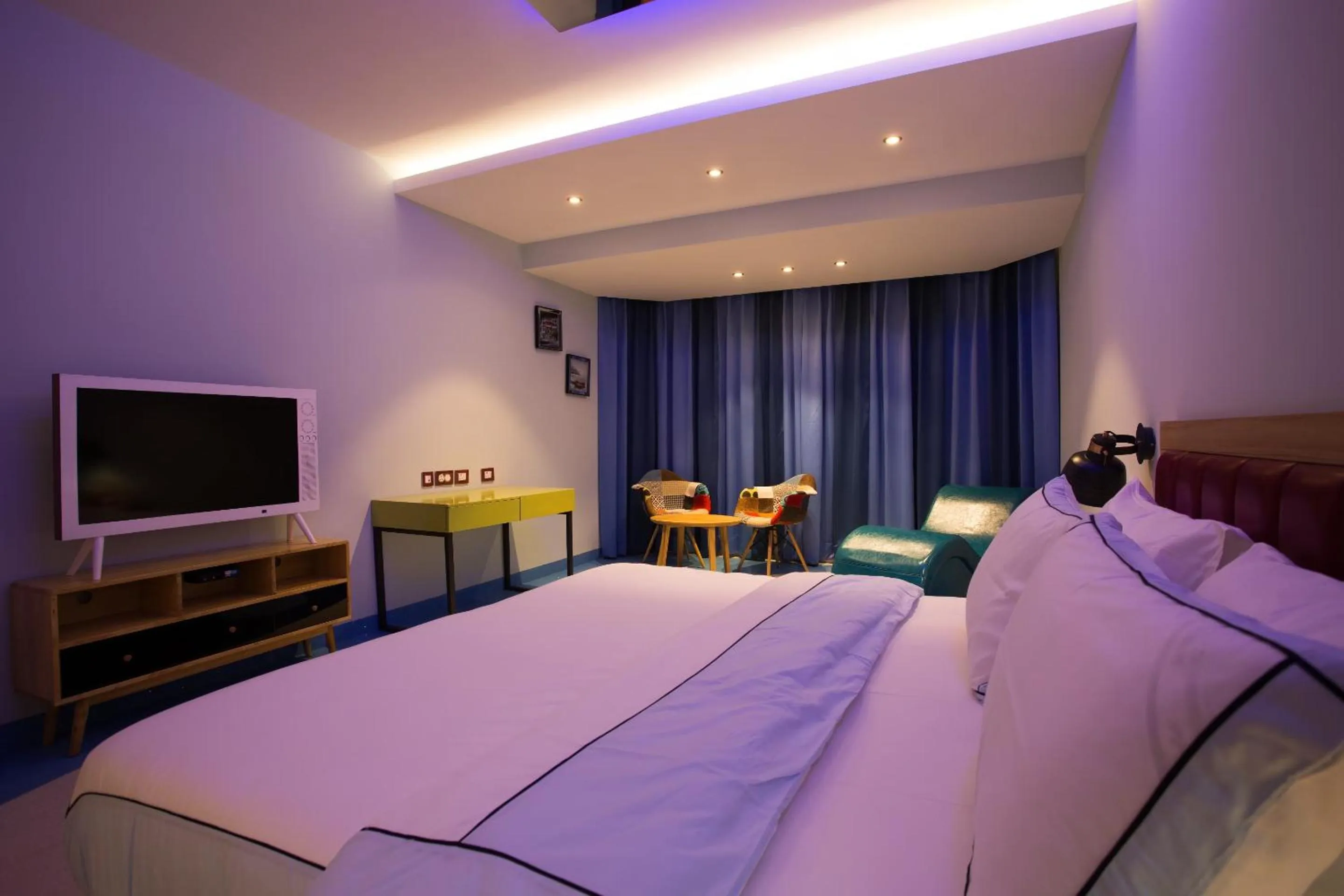 Photo of the whole room, Bed in Sandoz Vagator Goa