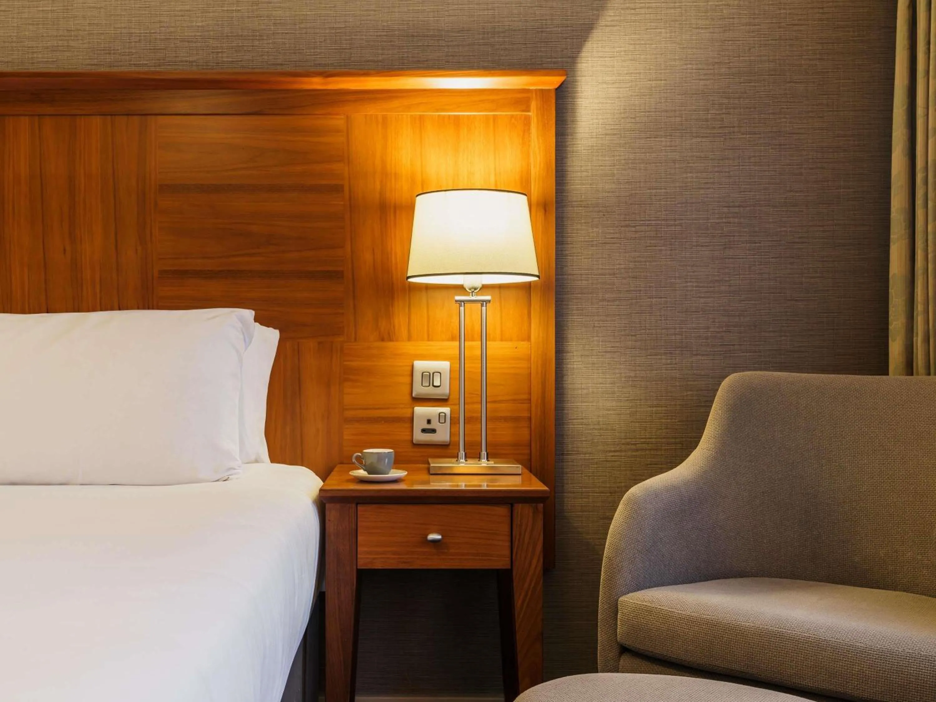 Bedroom, Bed in Mercure Exeter Southgate Hotel