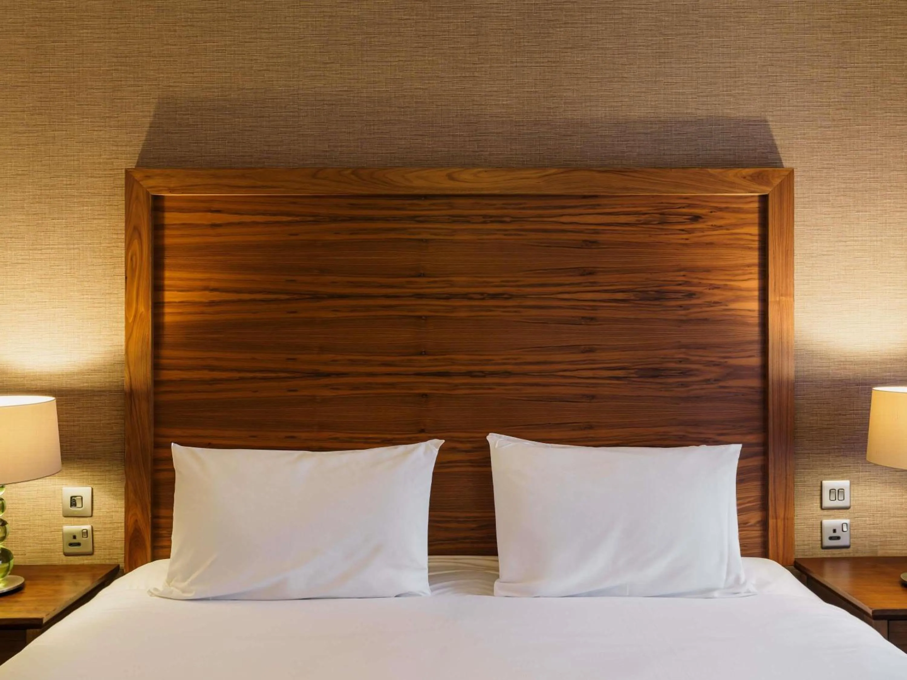 Bedroom, Bed in Mercure Exeter Southgate Hotel