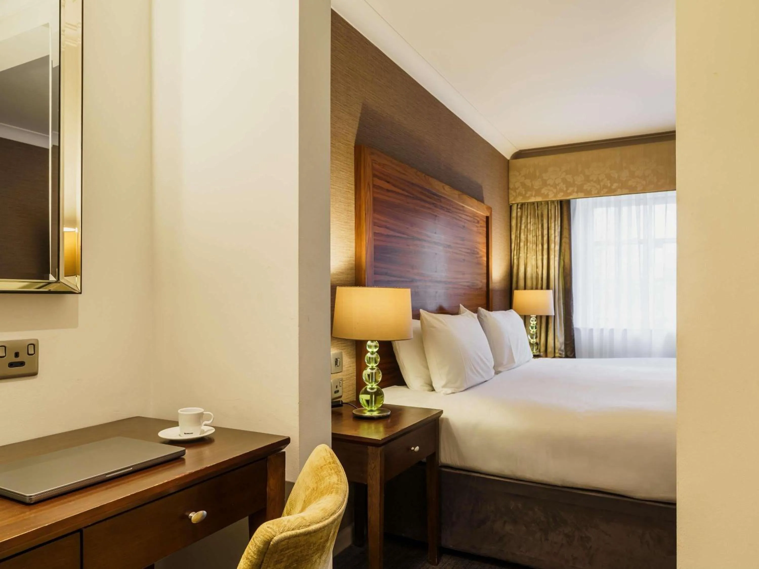 Bedroom, Bed in Mercure Exeter Southgate Hotel