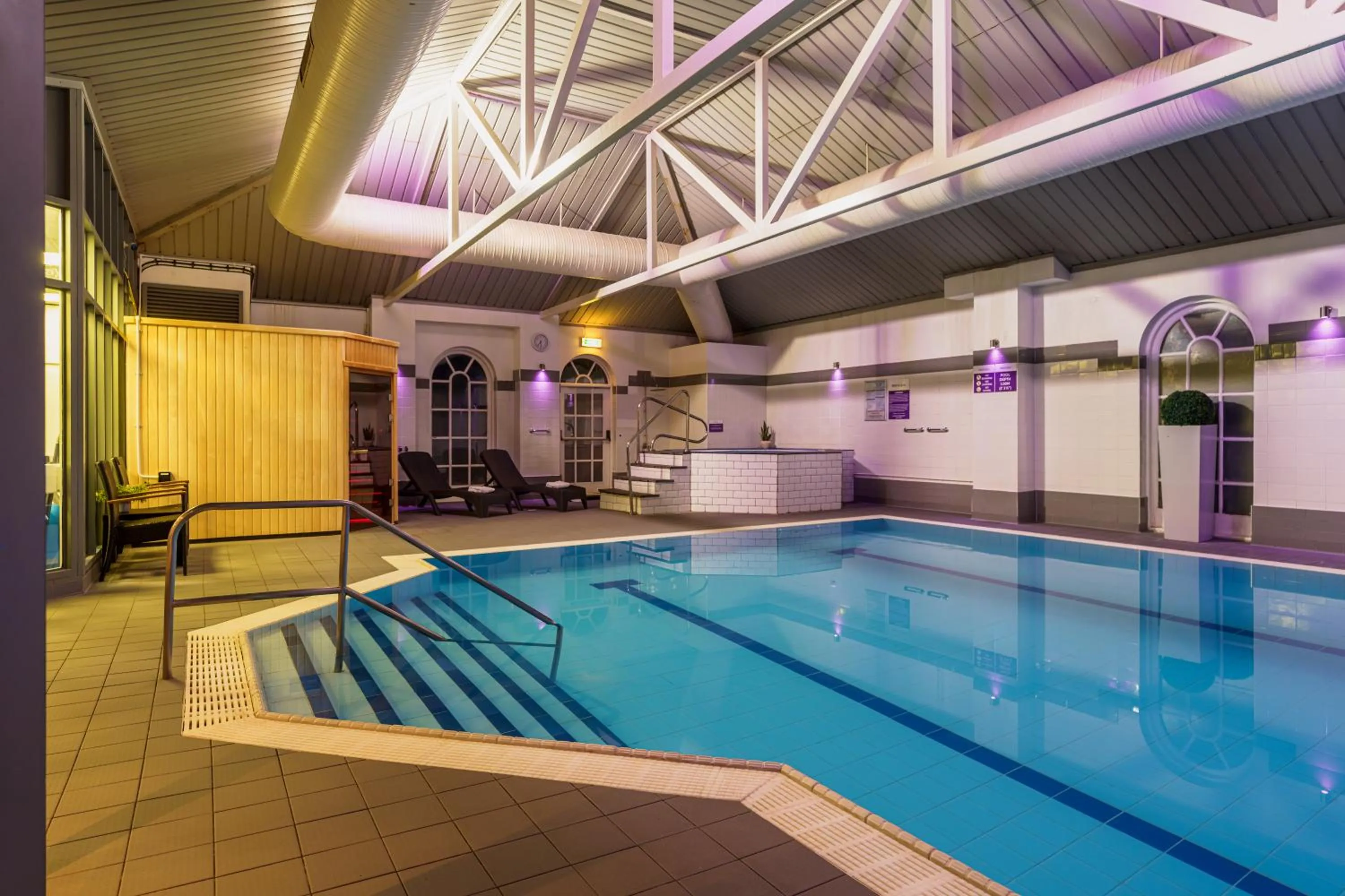 Swimming pool in Mercure Exeter Southgate Hotel