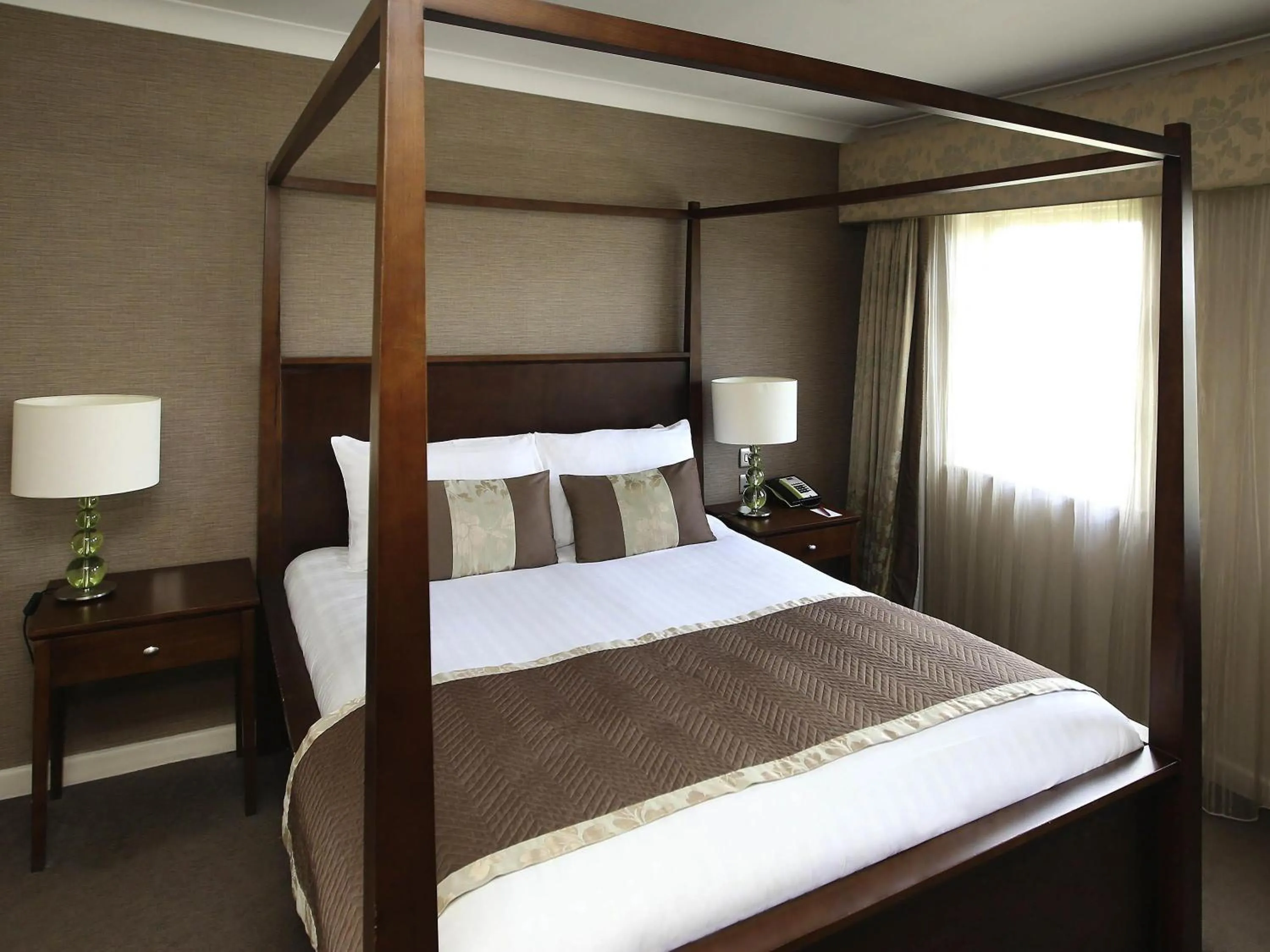 Bedroom, Bed in Mercure Exeter Southgate Hotel