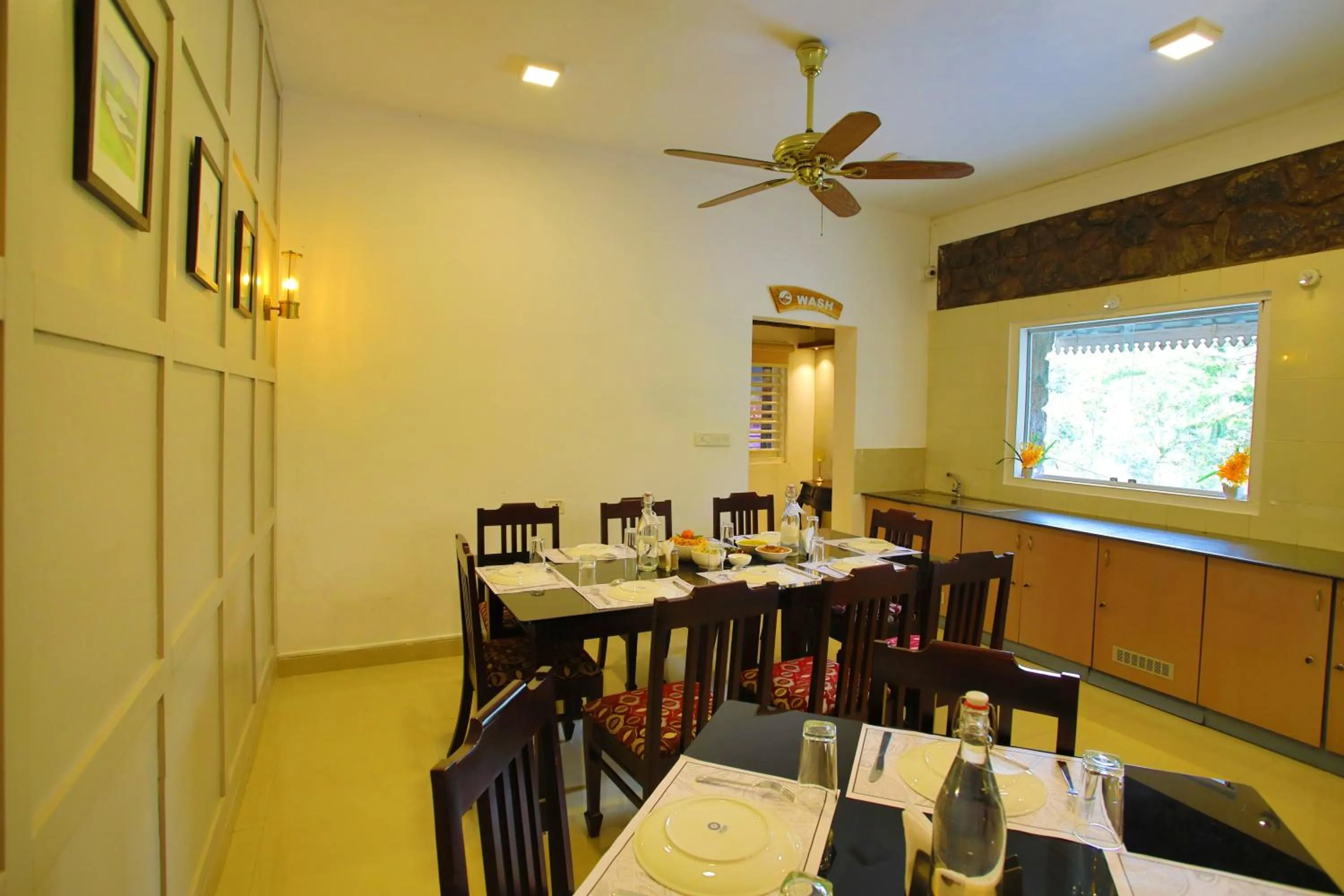 Restaurant/places to eat in Chithirapuram Palace