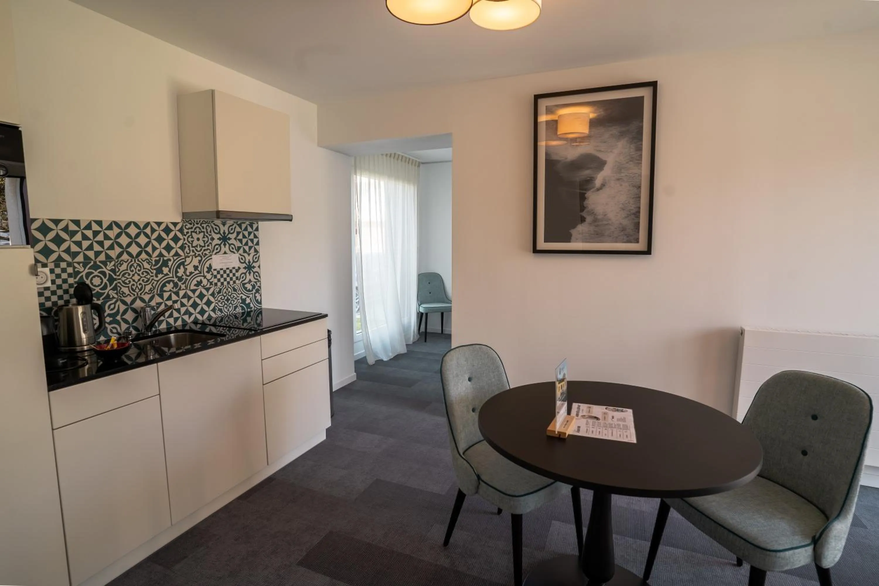 Kitchen or kitchenette in Hôtel Le Manoir du Roselier