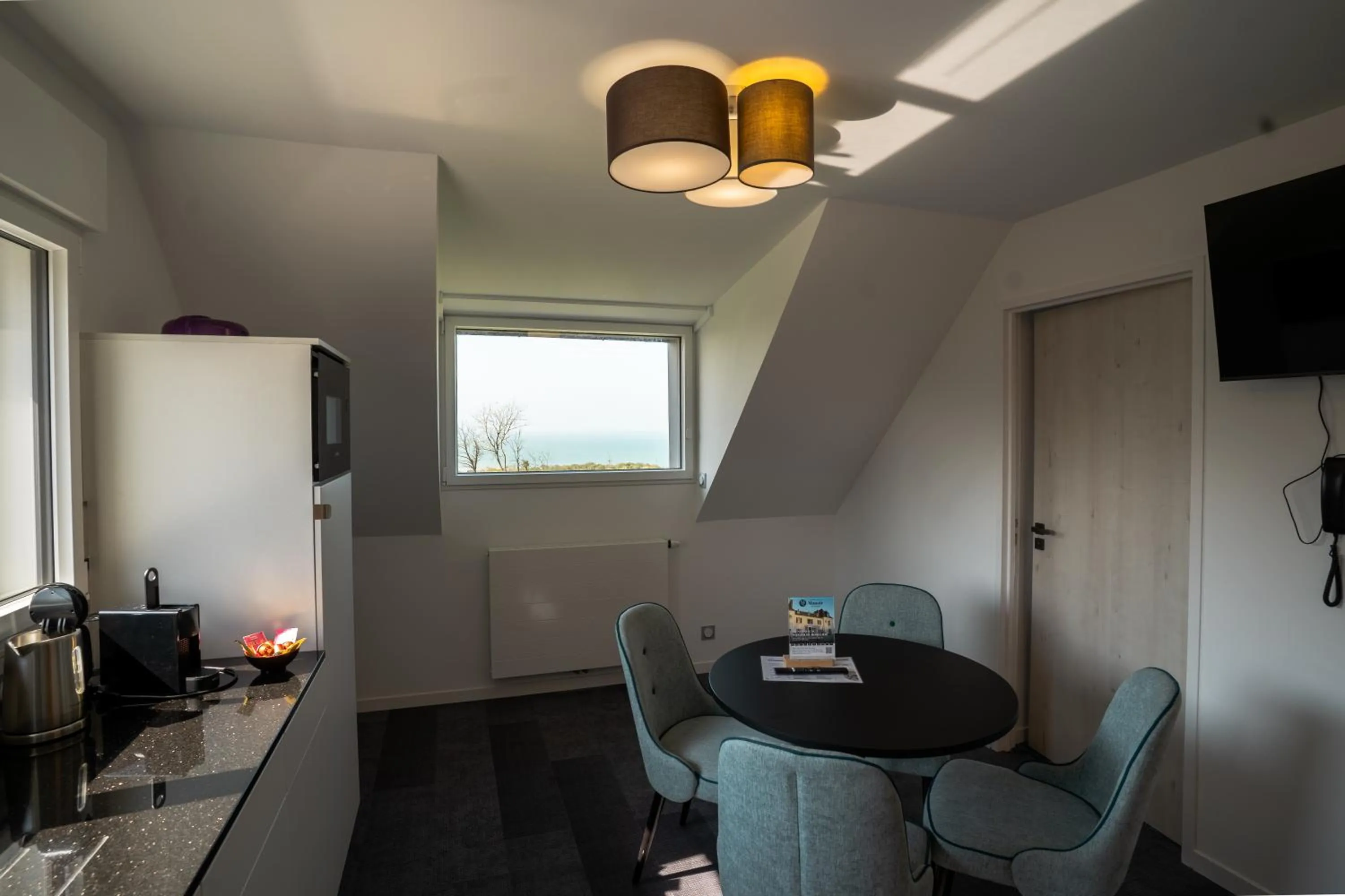 TV and multimedia in Hôtel Le Manoir du Roselier