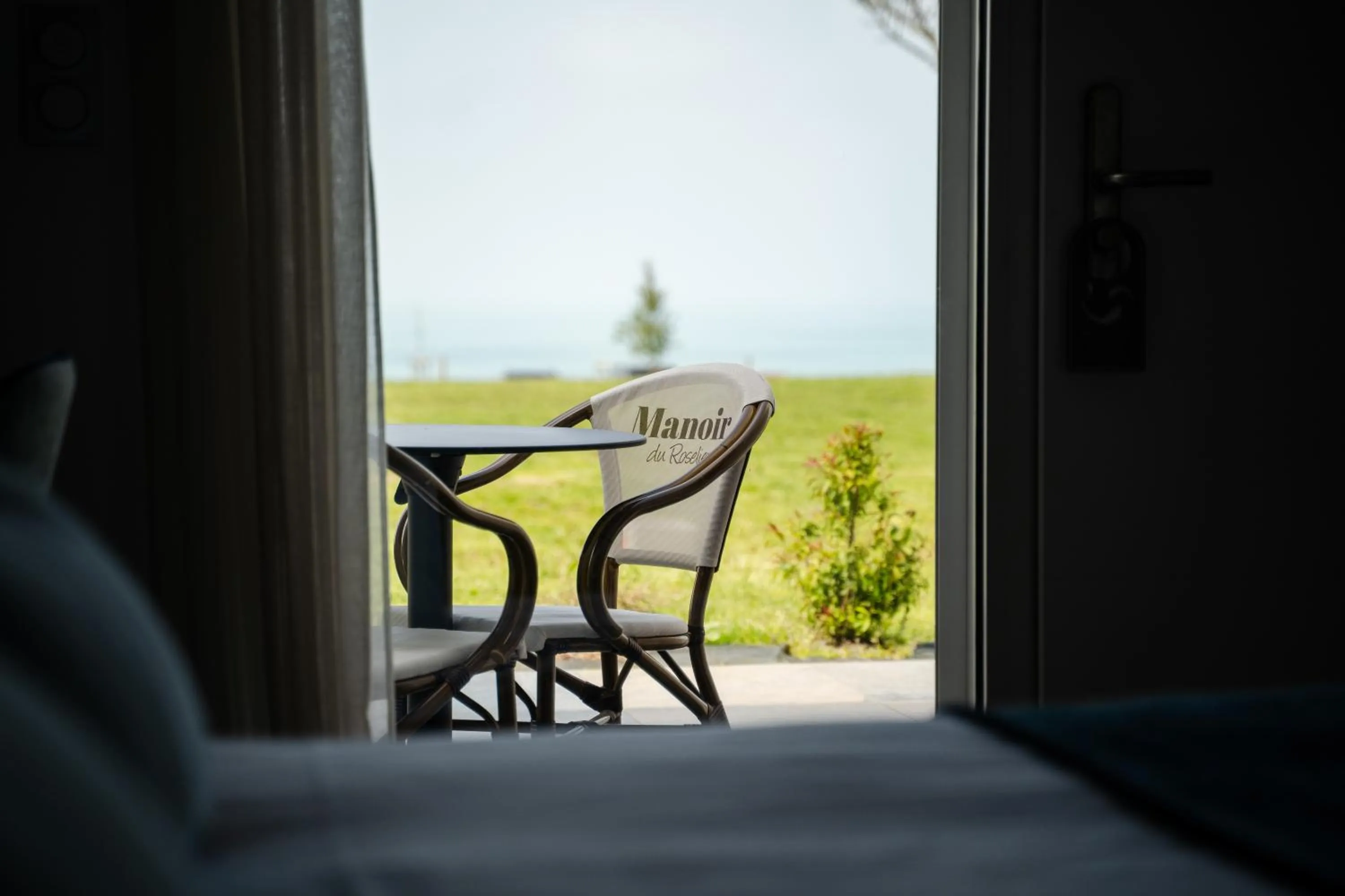 Patio in Hôtel Le Manoir du Roselier